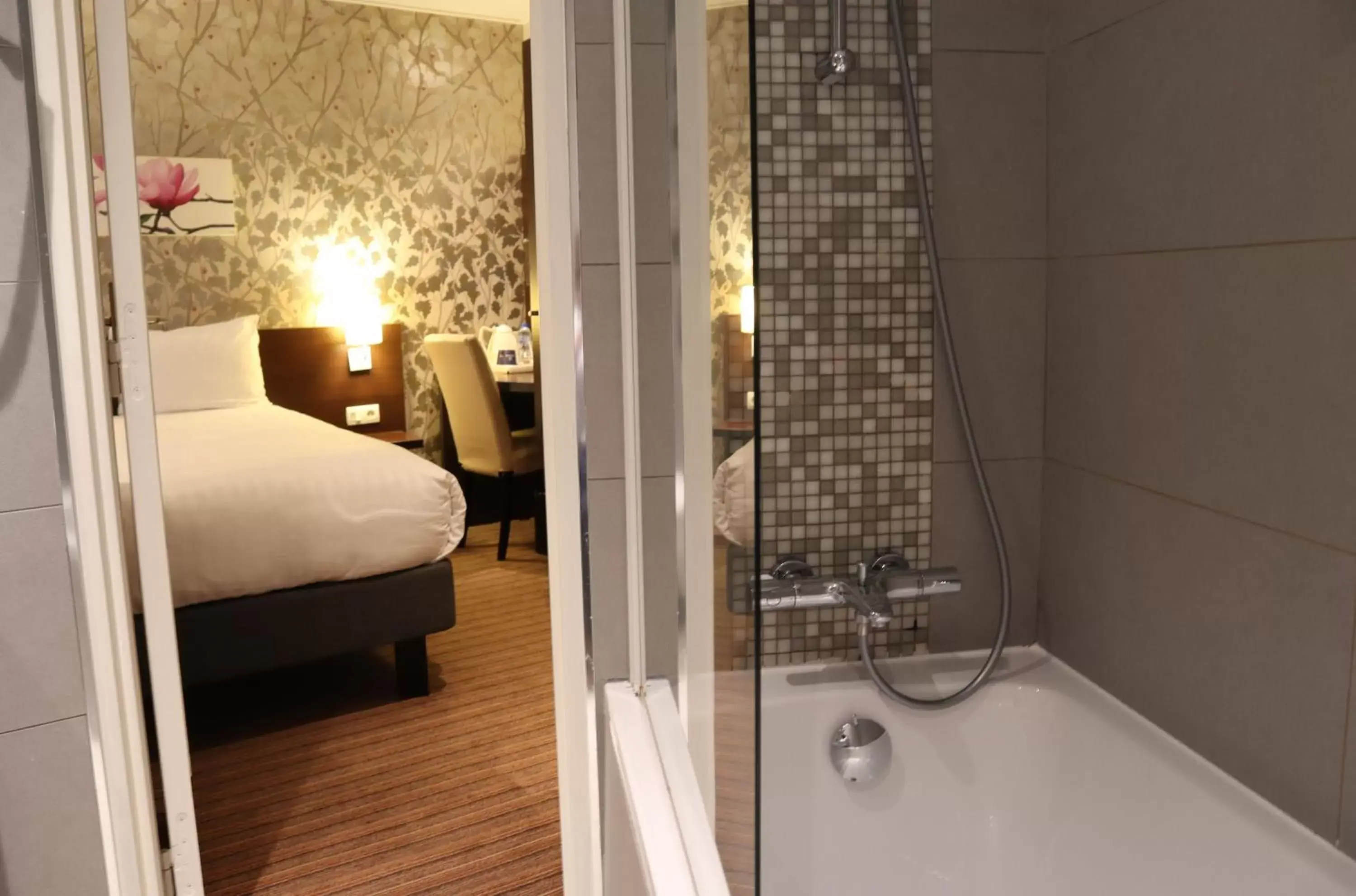 Photo of the whole room, Bathroom in Timhotel Odessa Montparnasse
