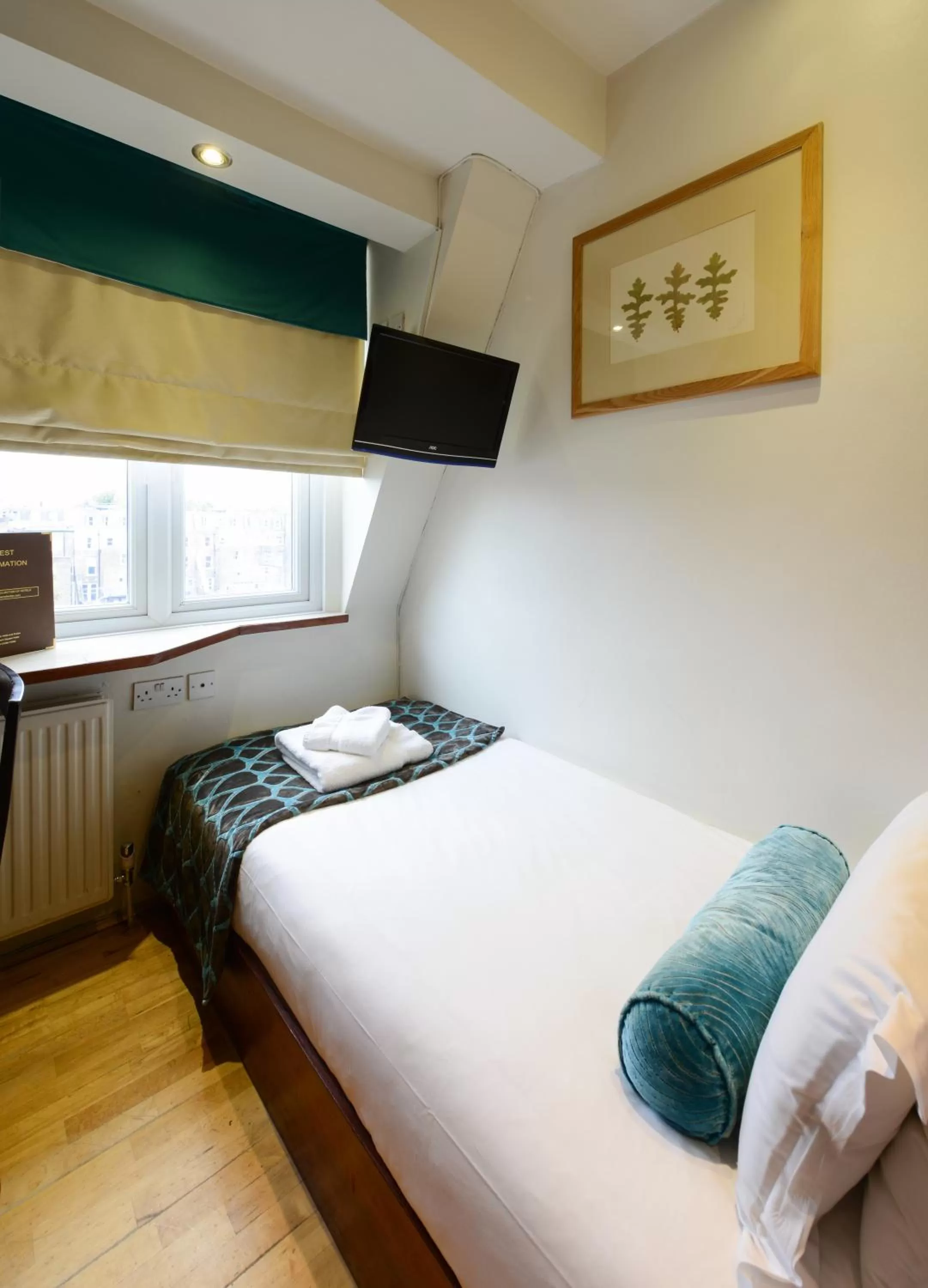 Day, Bed in Mayflower Hotel