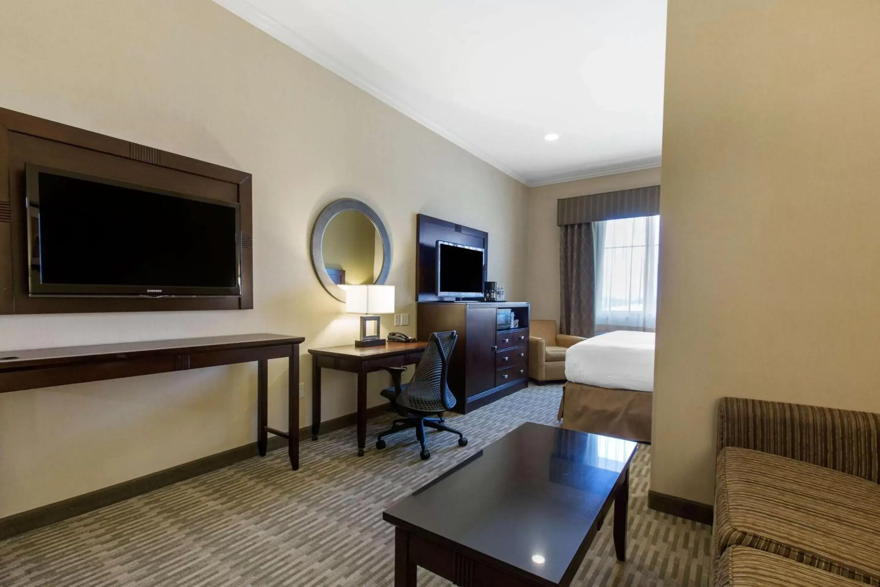 Photo of the whole room, TV/Entertainment Center in The Oaks Hotel & Suites