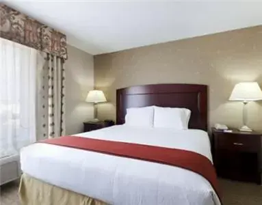Bed in Holiday Inn Express & Suites College Station, an IHG Hotel