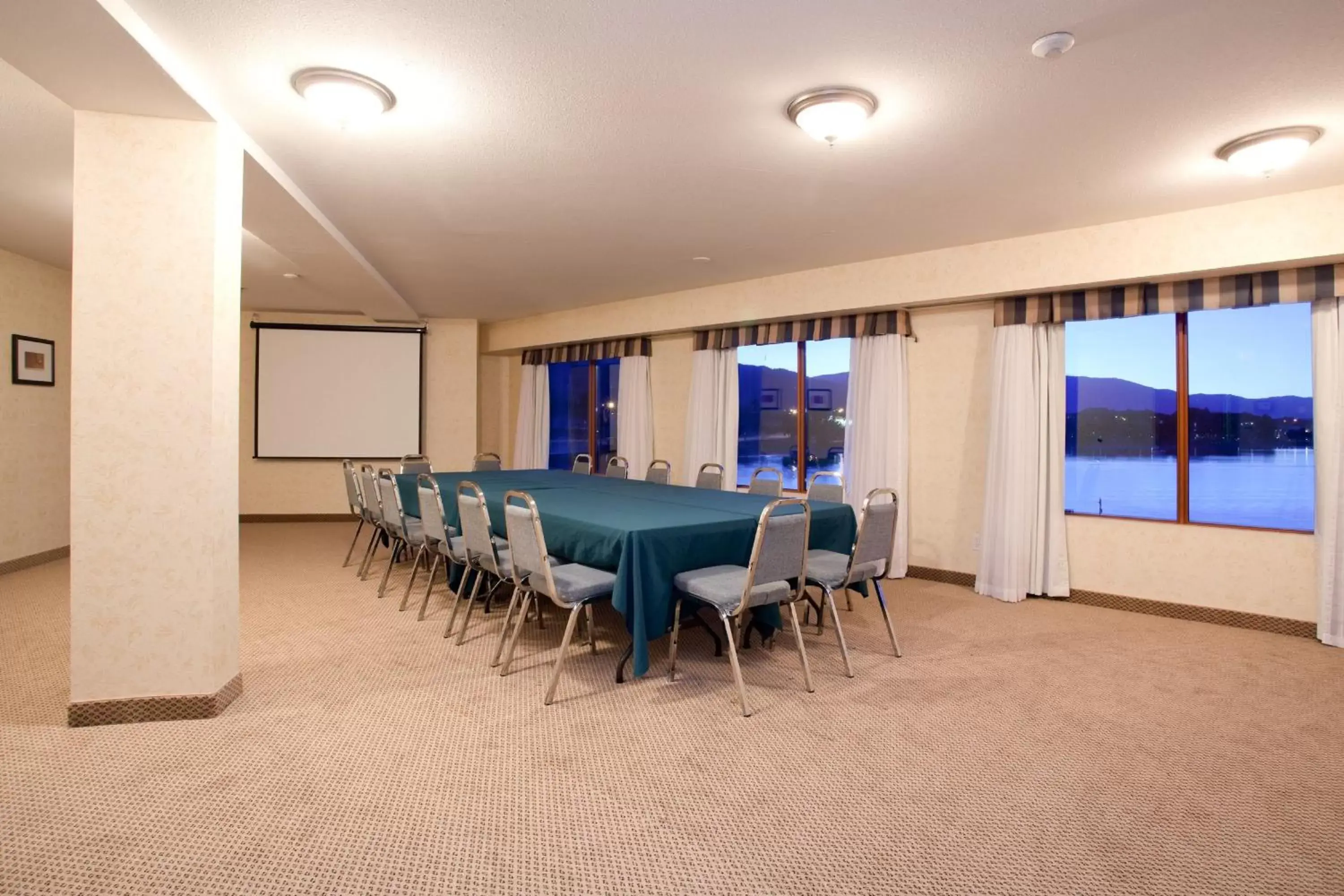 Meeting/conference room in Holiday Inn Hotel & Suites Osoyoos, an IHG Hotel