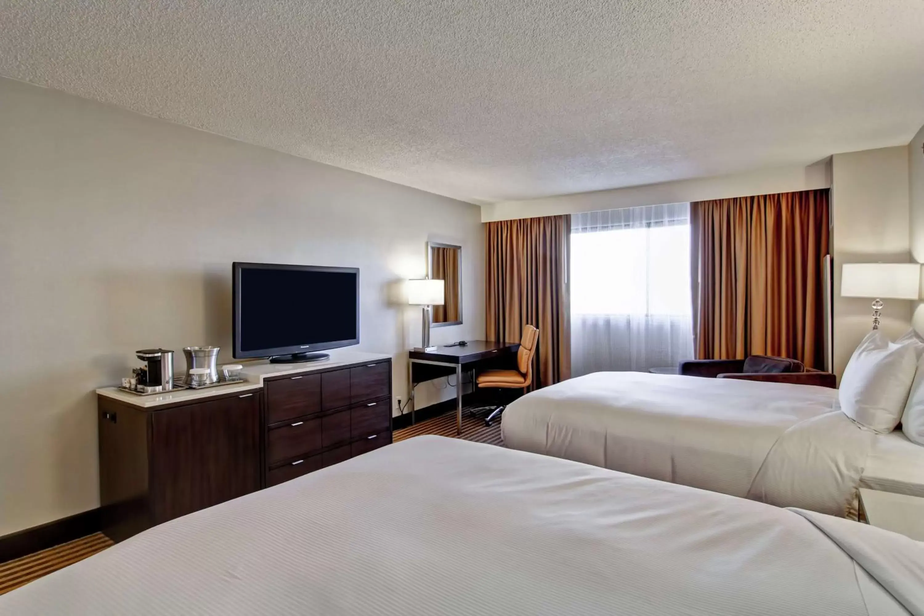 Bedroom, Bed in DoubleTree by Hilton Pleasanton at The Club