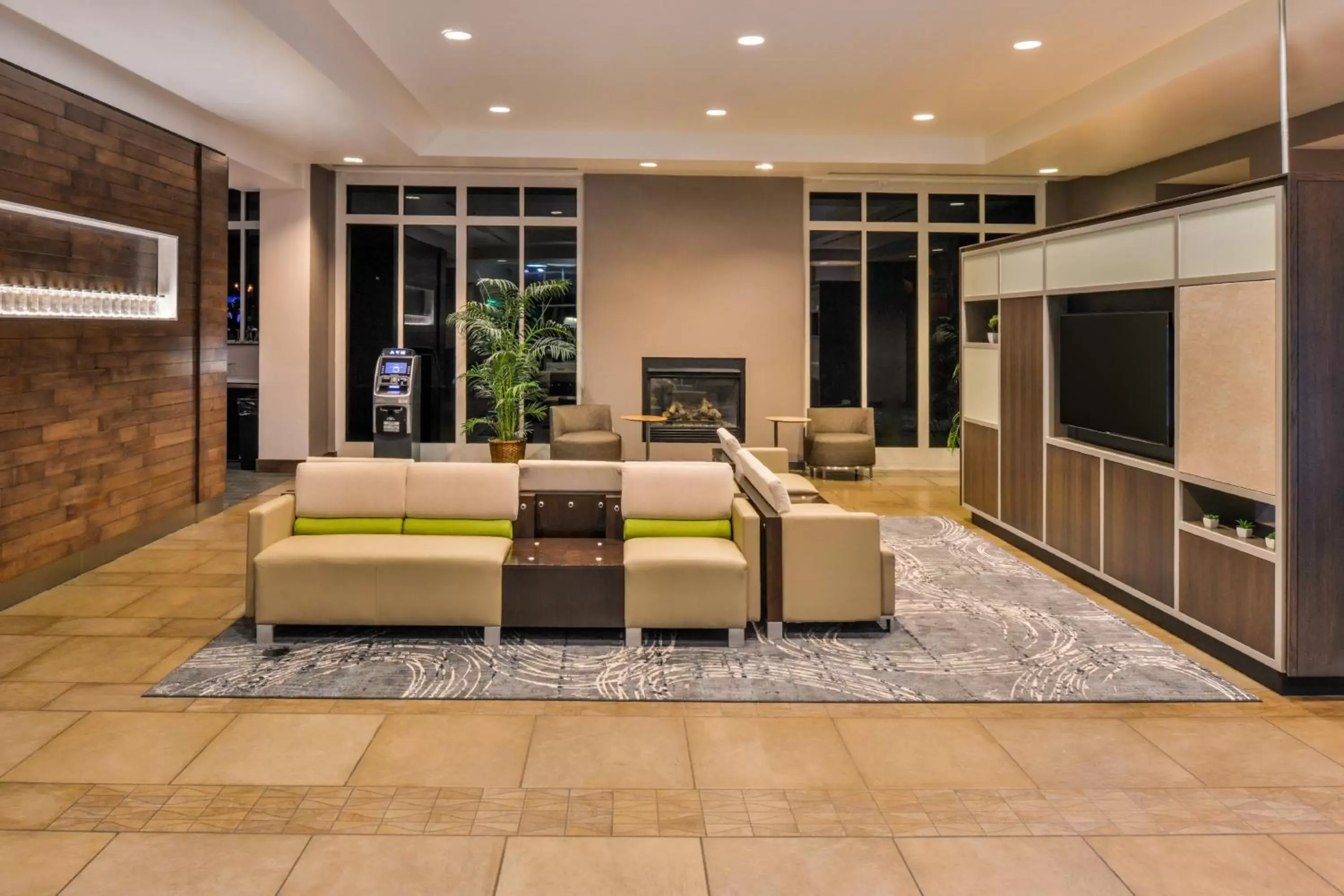 Property building in Holiday Inn Kansas City Airport by IHG Property building in Holiday Inn Kansas City Airport by IHG