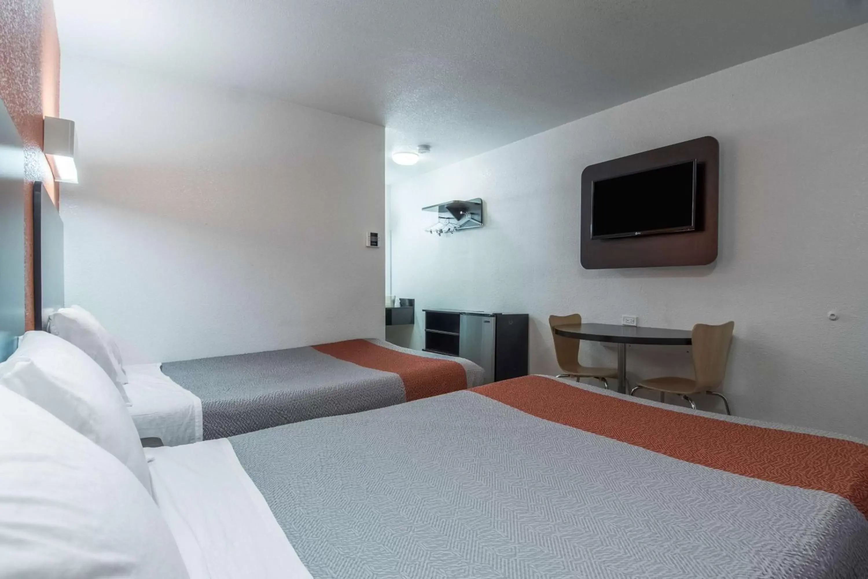TV and multimedia, Bed in Motel 6 Bakersfield, CA - Central