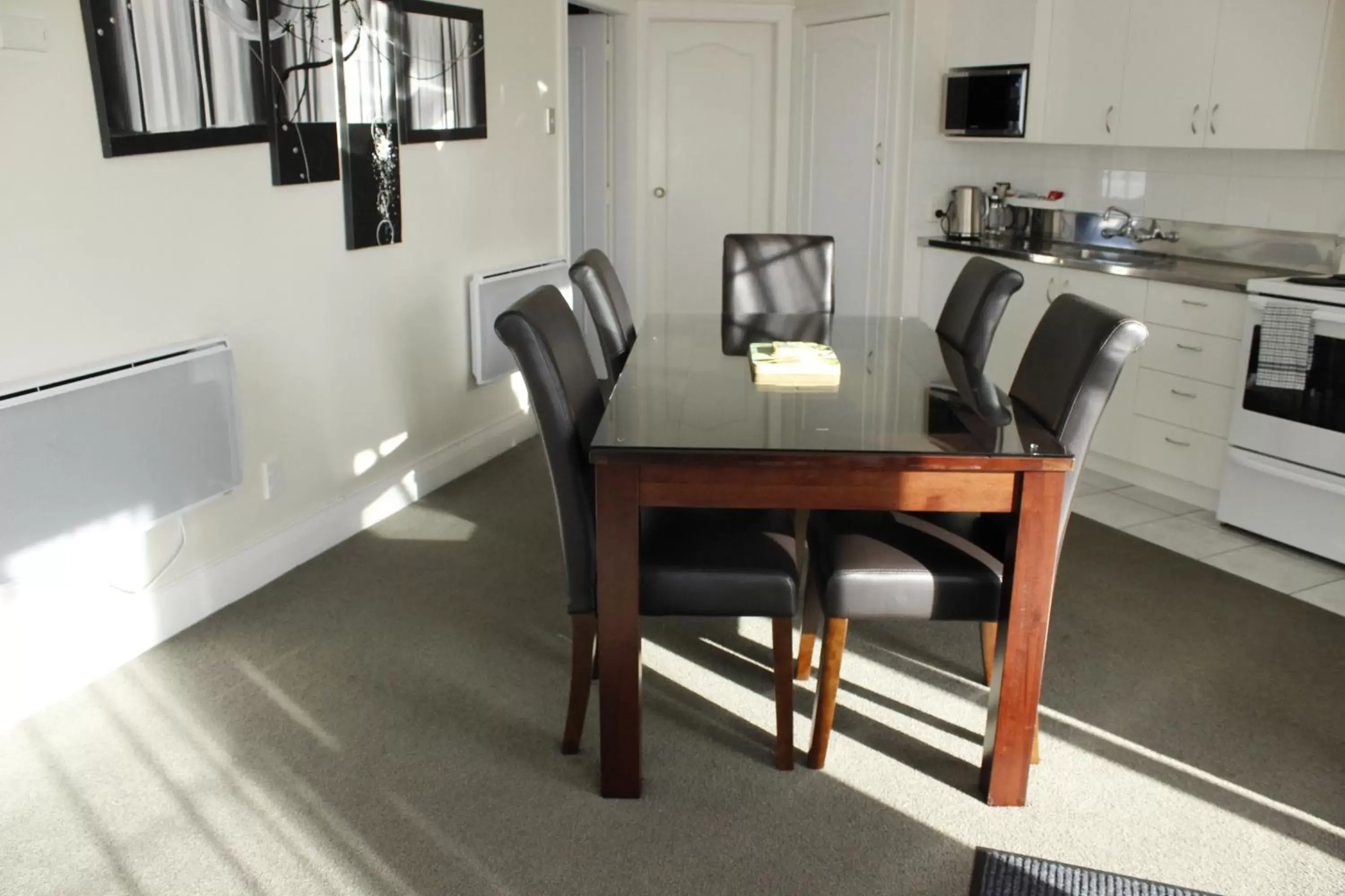 Dining Area in Colonial Motel