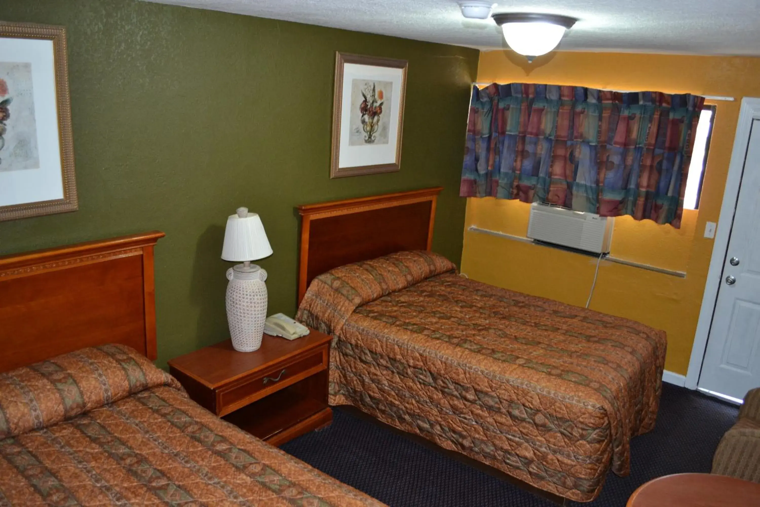 Bed in Atlantic Economy Inn