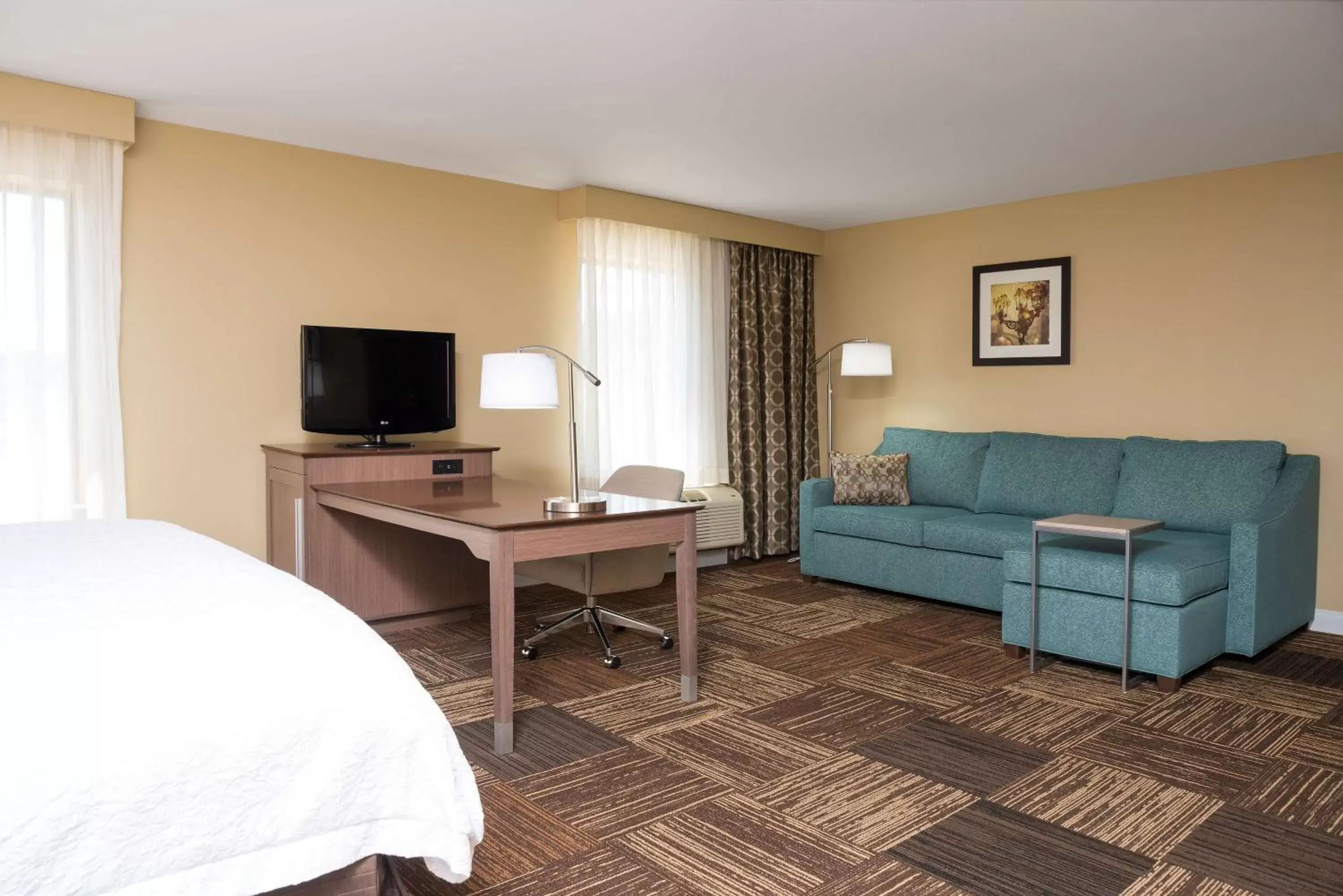 Bed, Seating Area in Hampton Inn & Suites Mansfield South @ I 71