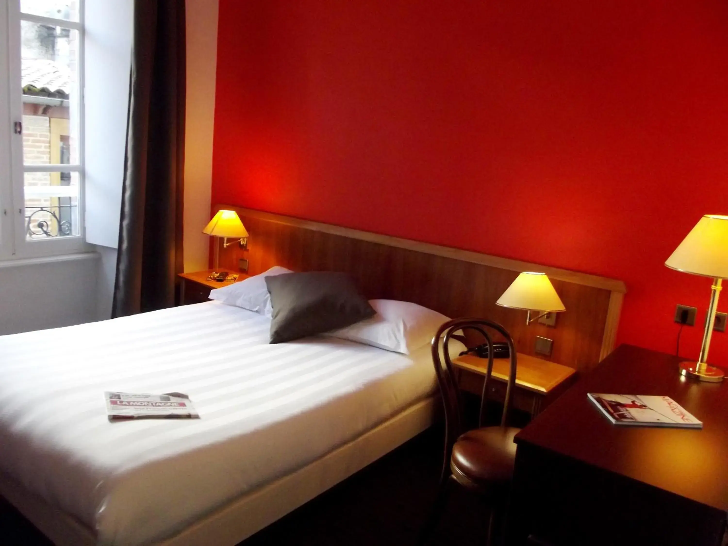 Bedroom, Bed in The Originals Boutique, Grand Hotel Saint-Pierre, Aurillac (Qualys-Hotel)