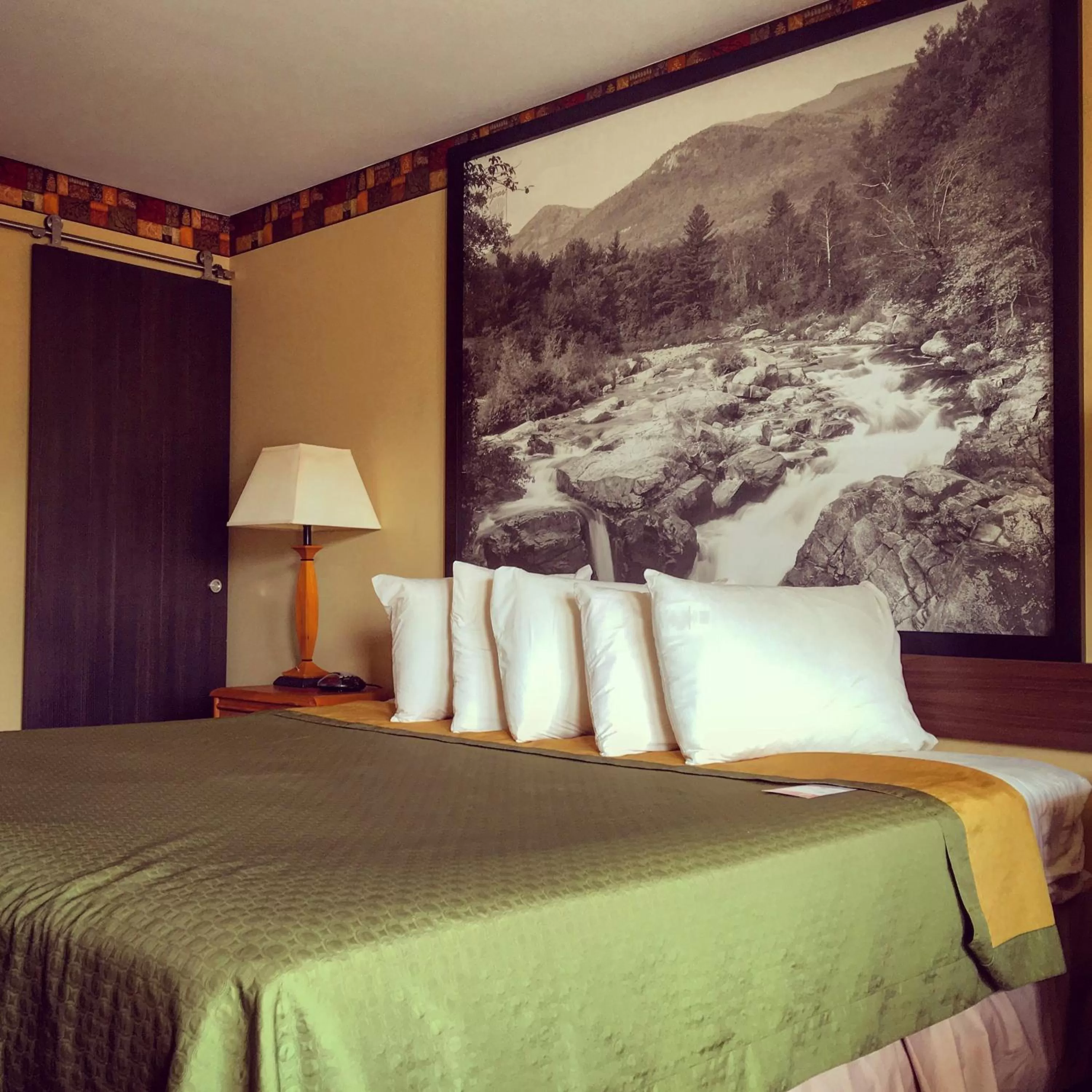 Bed in Super 8 by Wyndham Lake George/Downtown