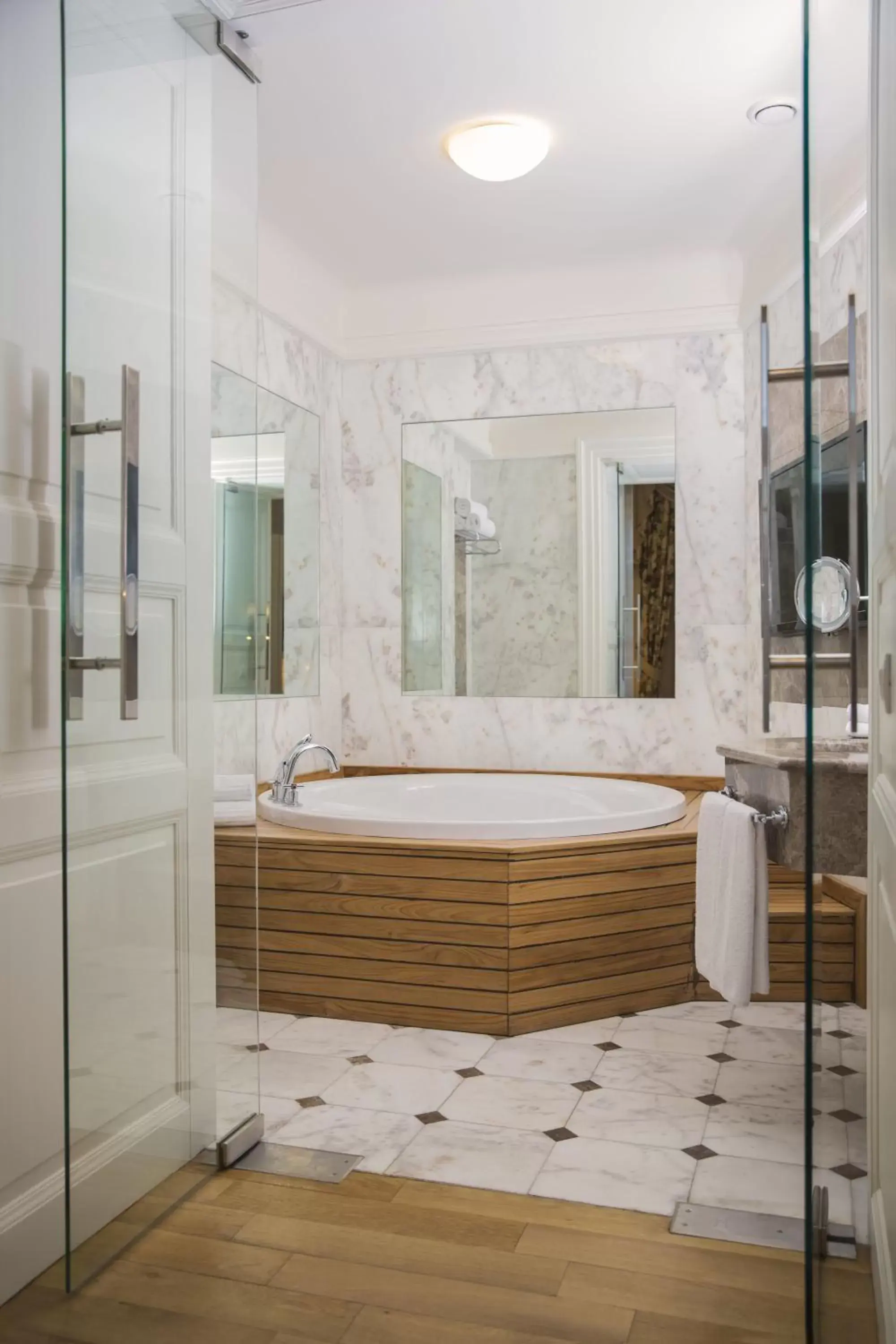 Hot Tub, Bathroom in Corinne Art & Boutique Hotel