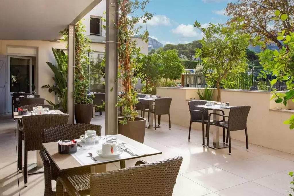 Restaurant/Places to Eat in Best Western Hotel & SPA Coeur De Cassis