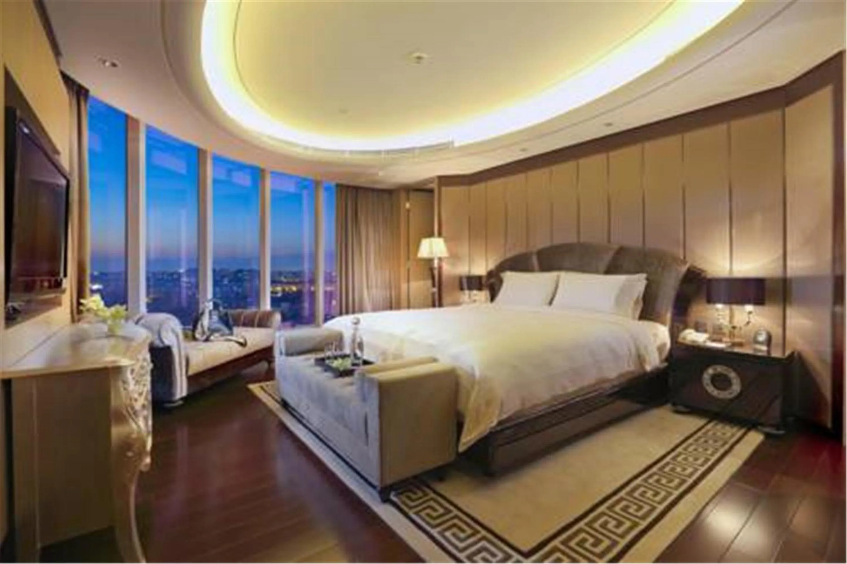 Bed in Royal International Hotel Shanghai - Pudong International Airport
