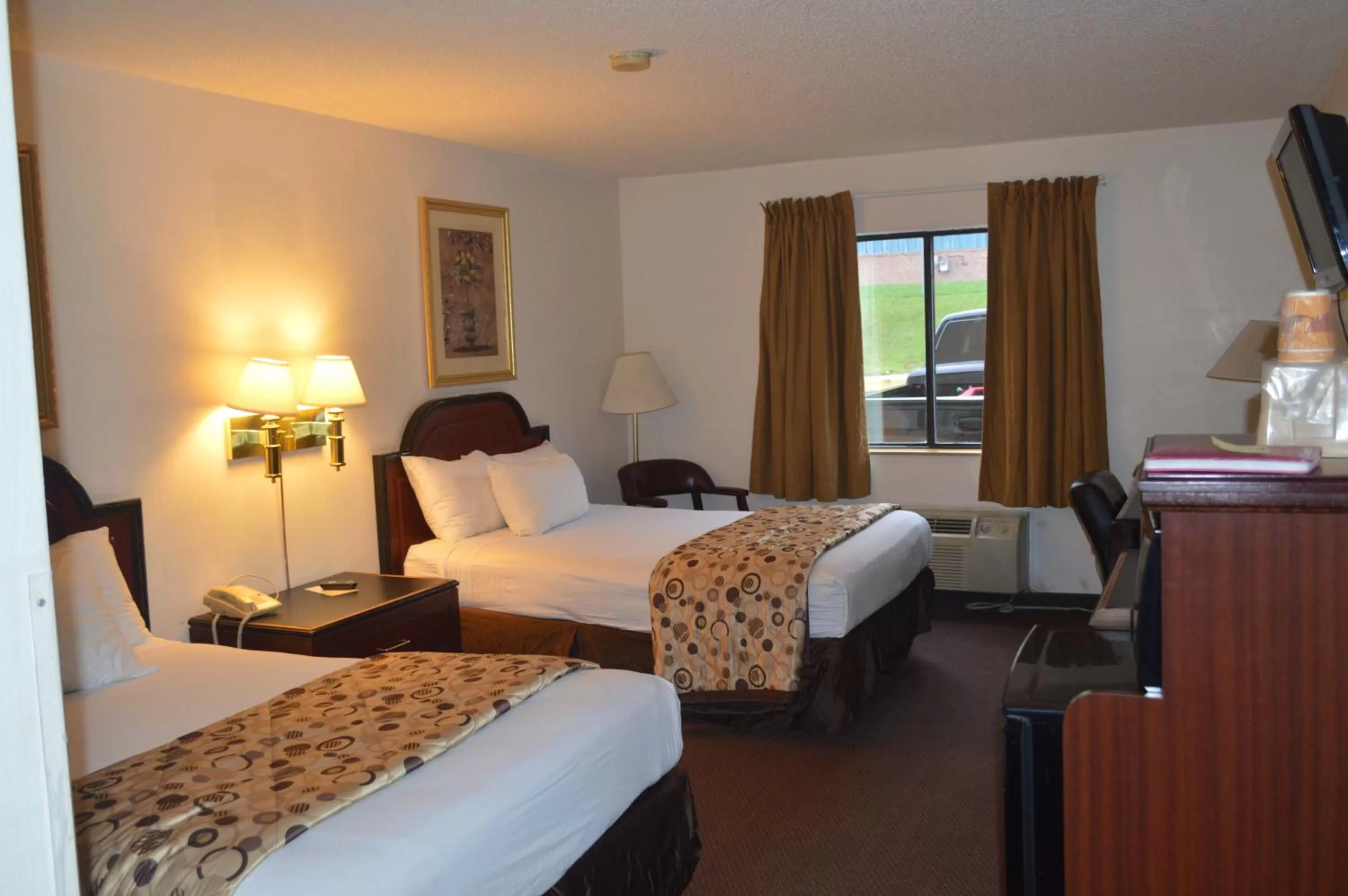 Bedroom, Bed in American Elite Inn