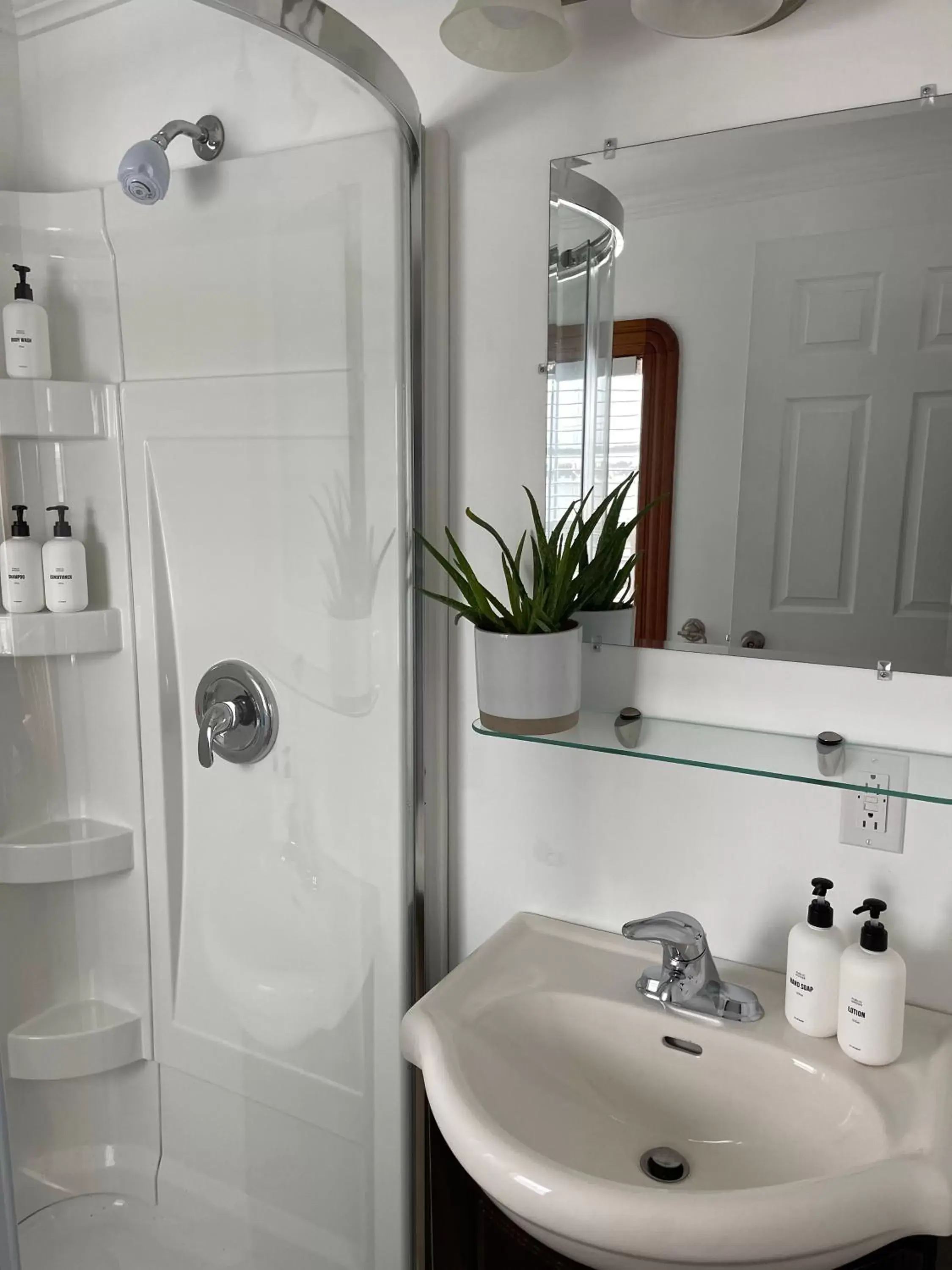 Bathroom in The Archie & Isidore Hotel