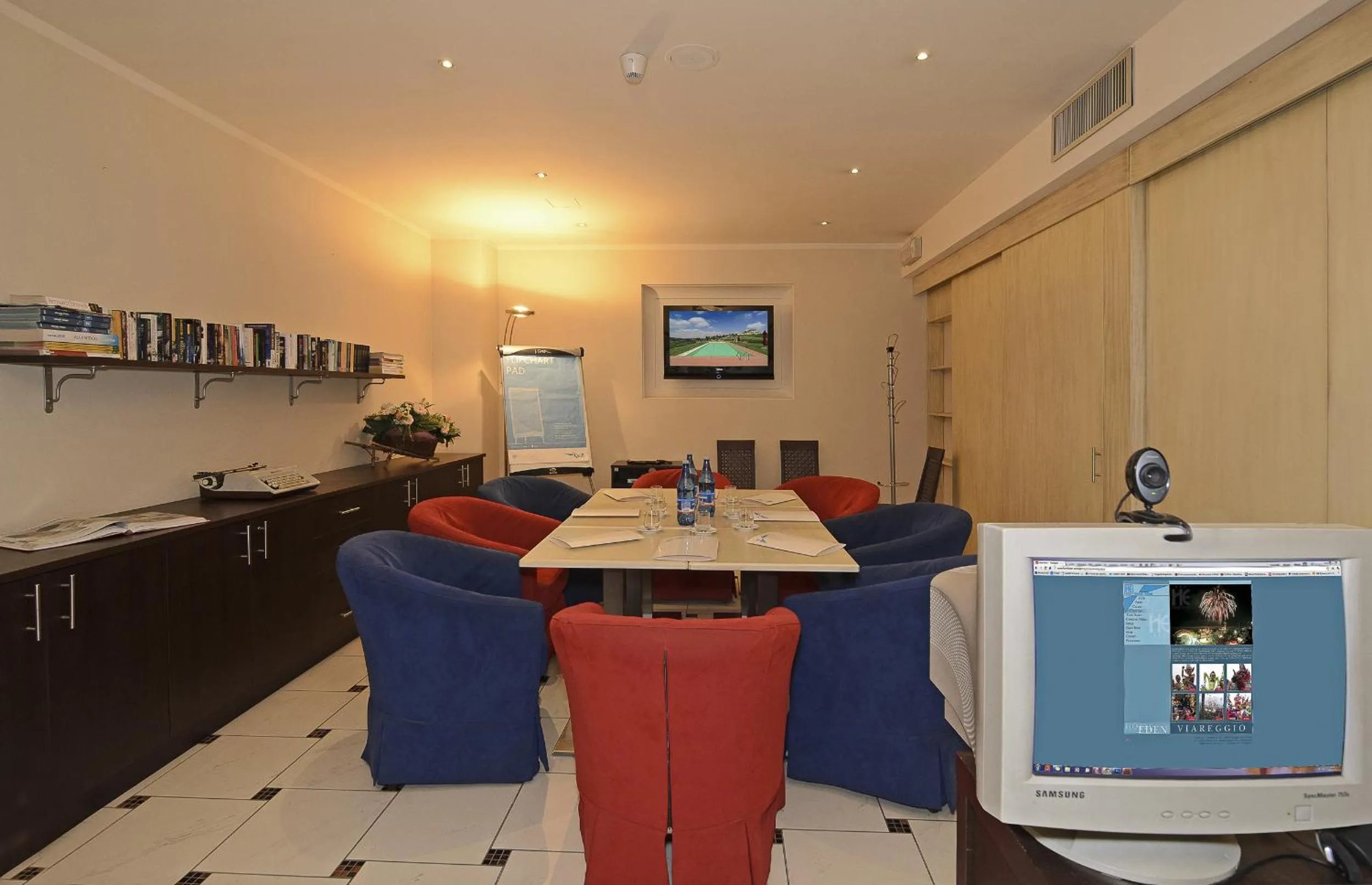 Communal lounge/ TV room in Hotel Eden