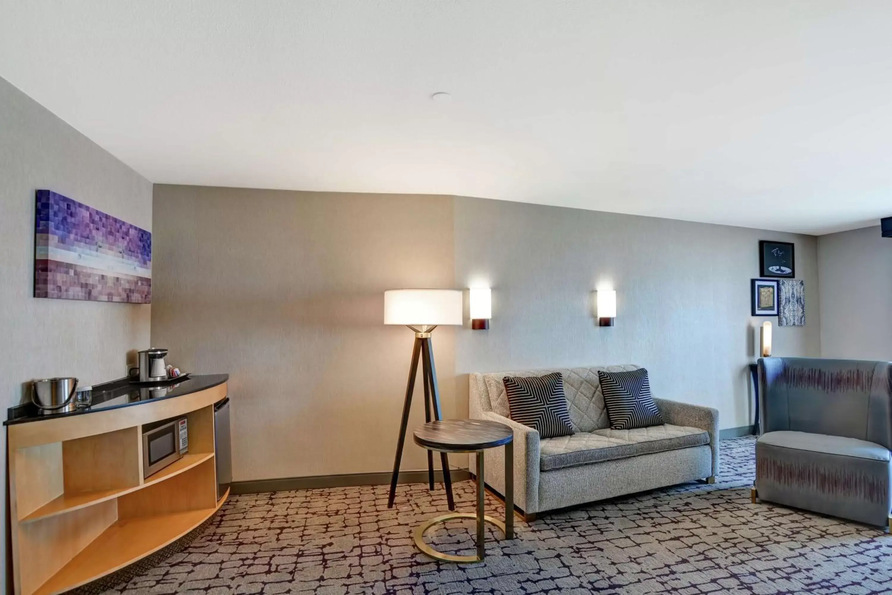 Living room, Seating Area in DoubleTree by Hilton Baton Rouge