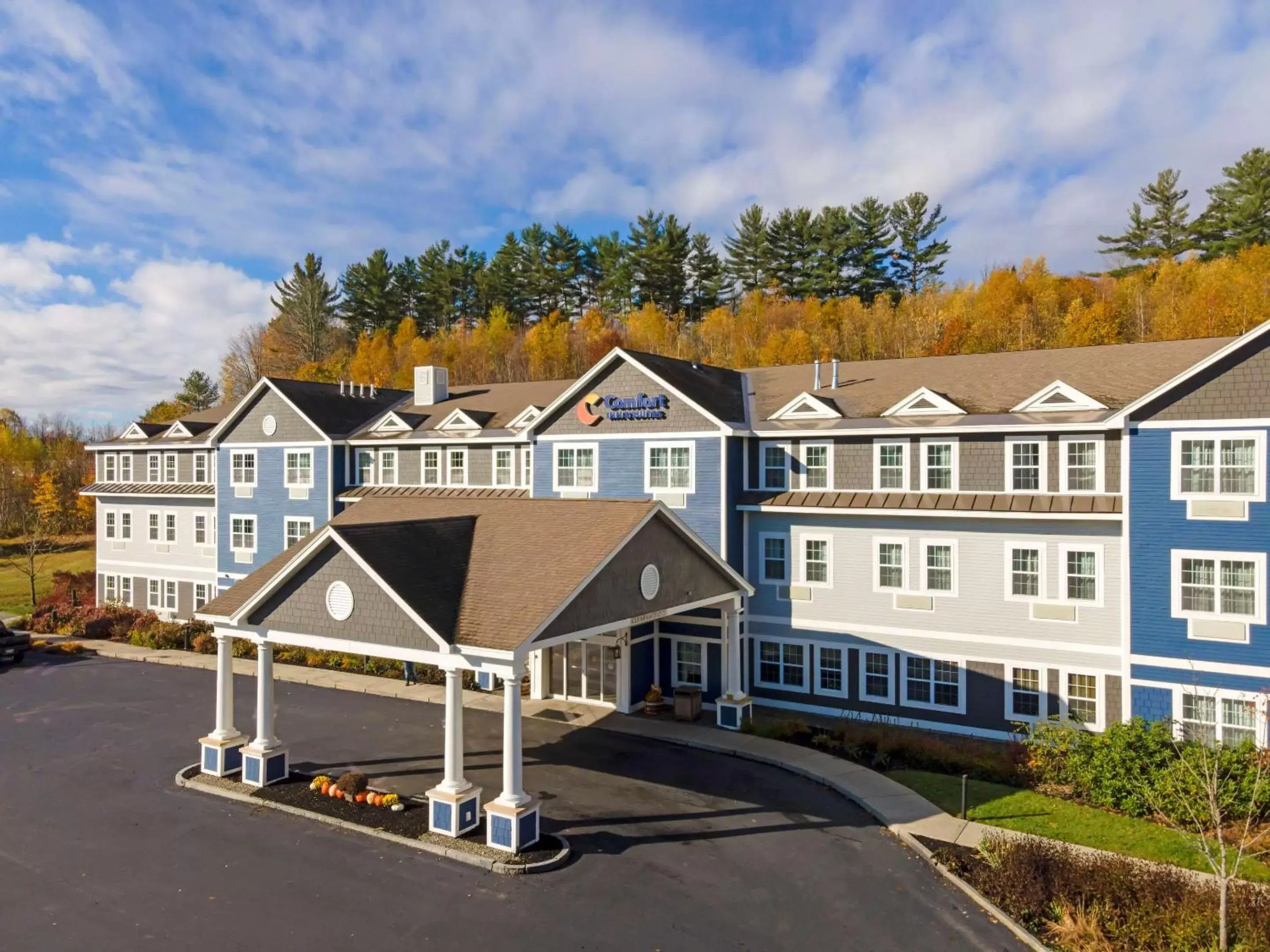 Property Building in Comfort Inn & Suites Wilton