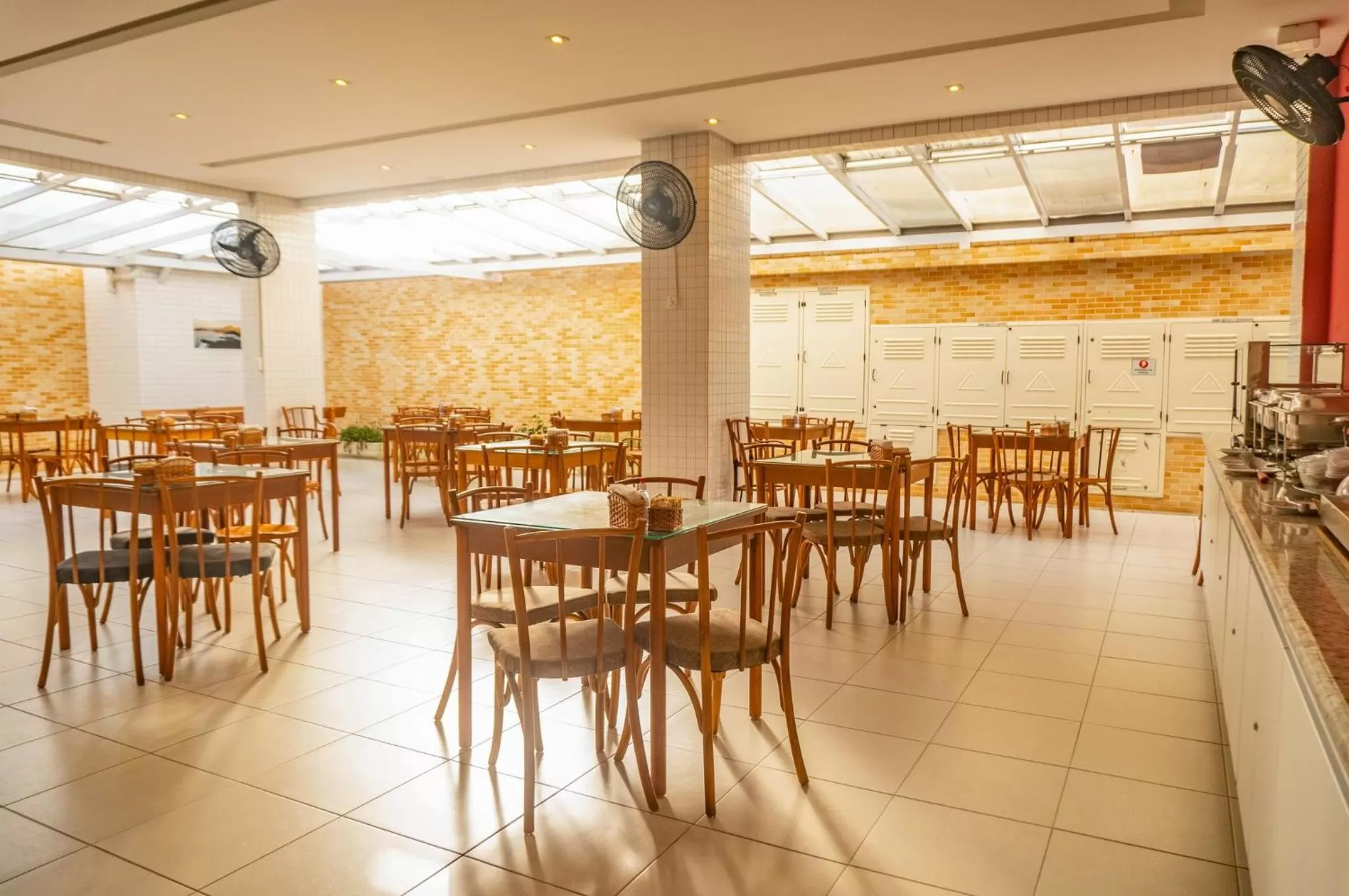 Restaurant/places to eat in UPG Hotel