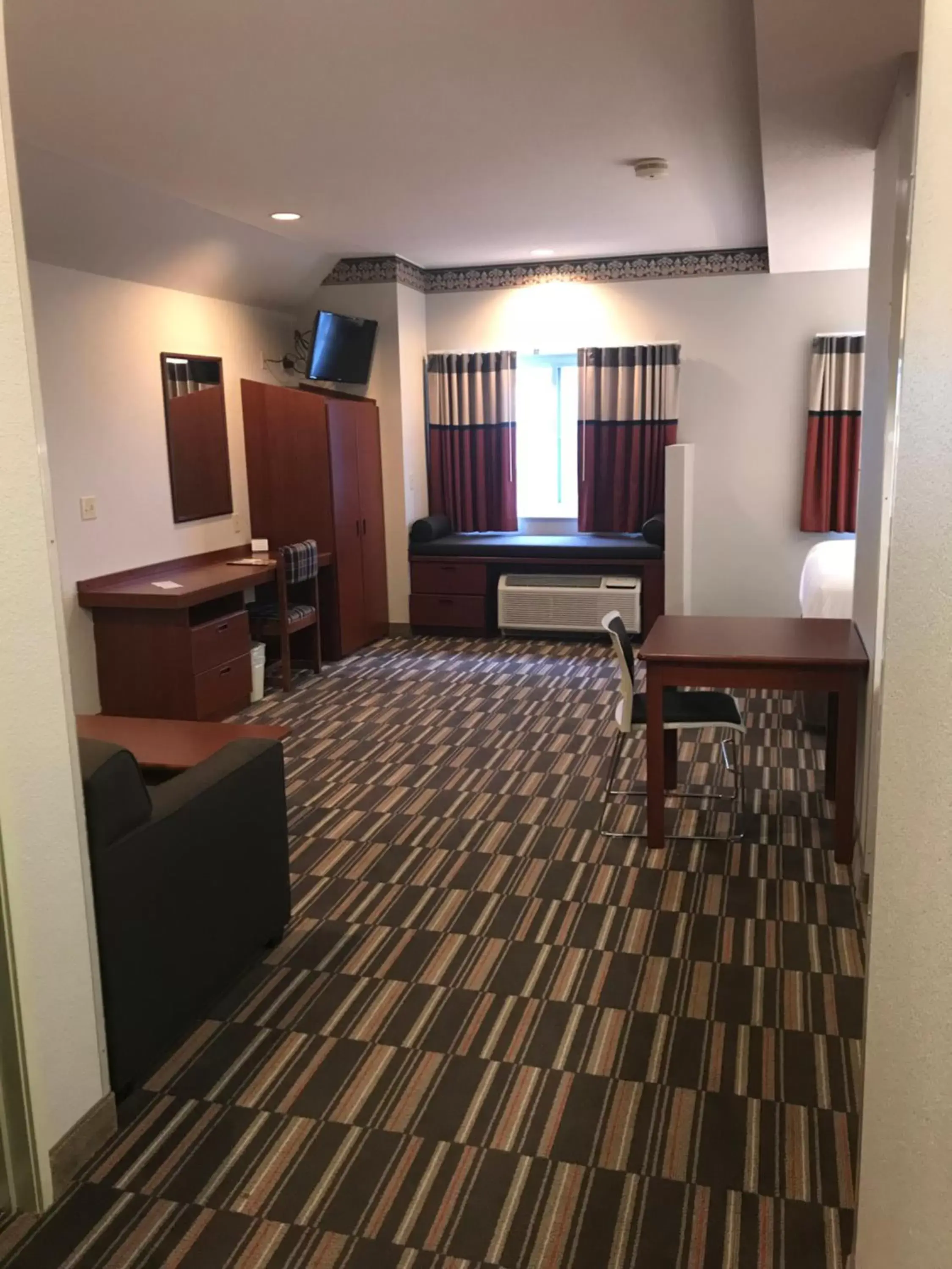 Bed, Seating Area in Microtel Inn & Suites Urbandale