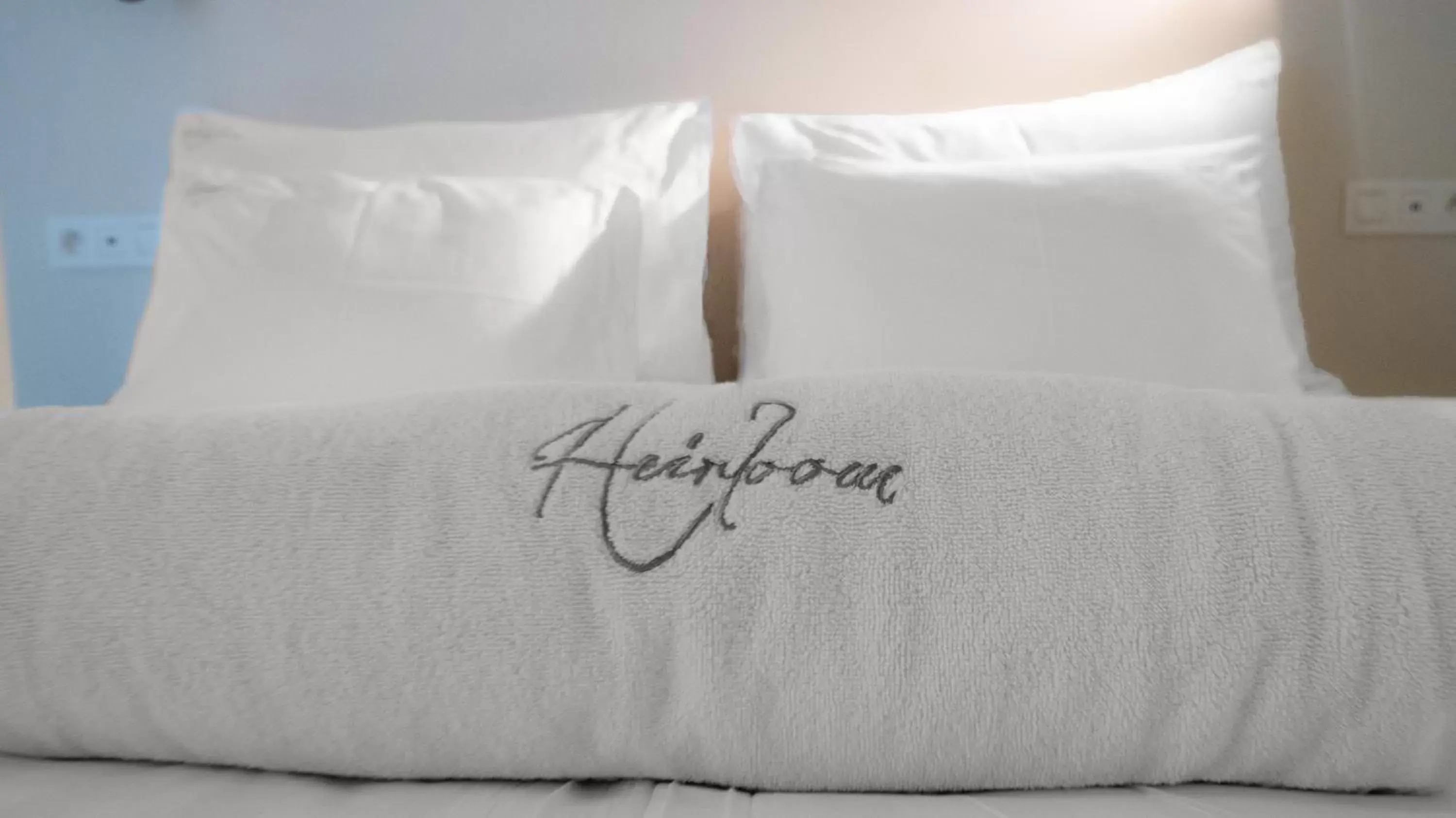 Bedroom, Bed in Heirloom Hotels - The Librarian
