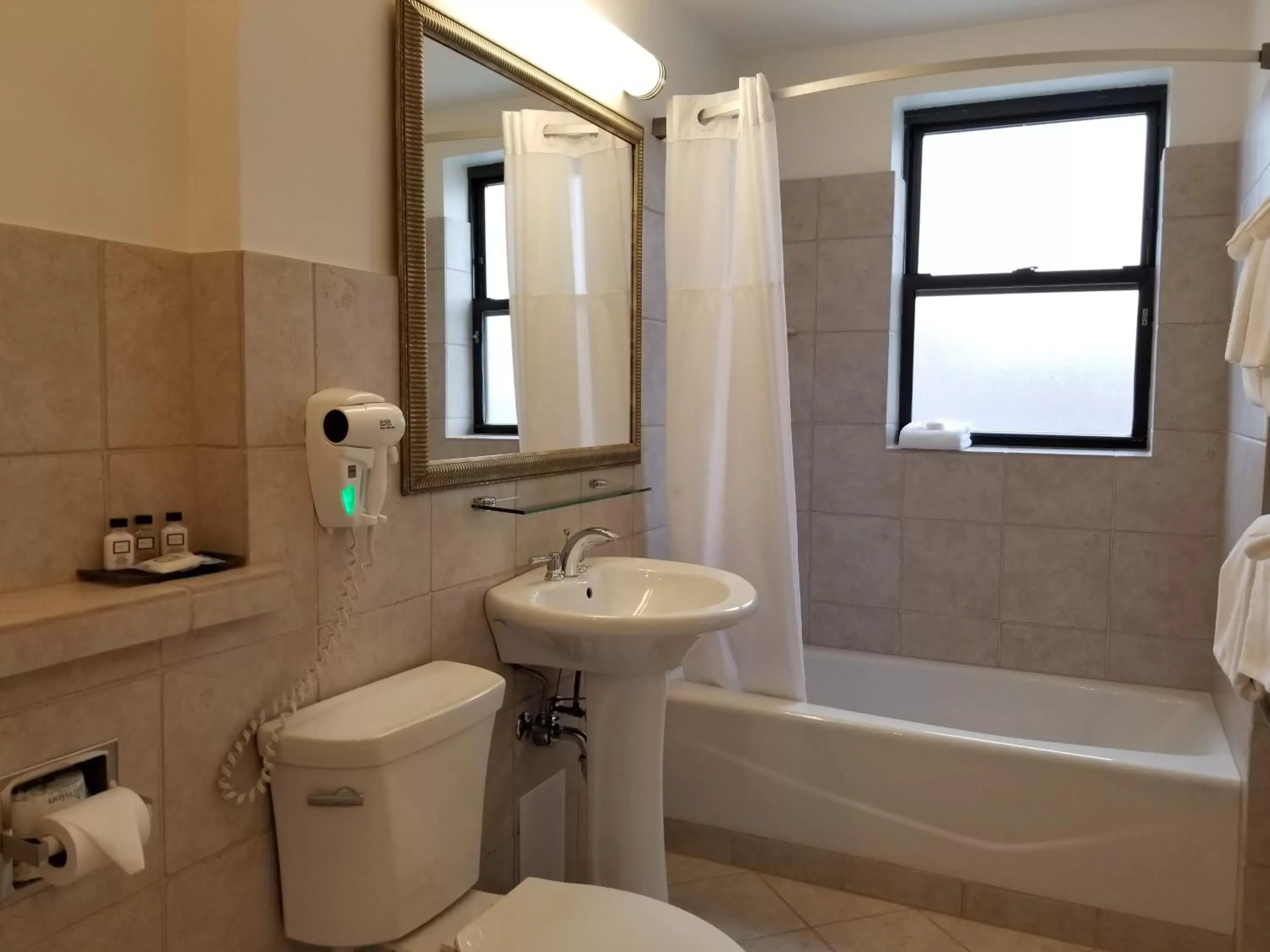 Bathroom in Hotel Versey Days Inn by Wyndham Chicago