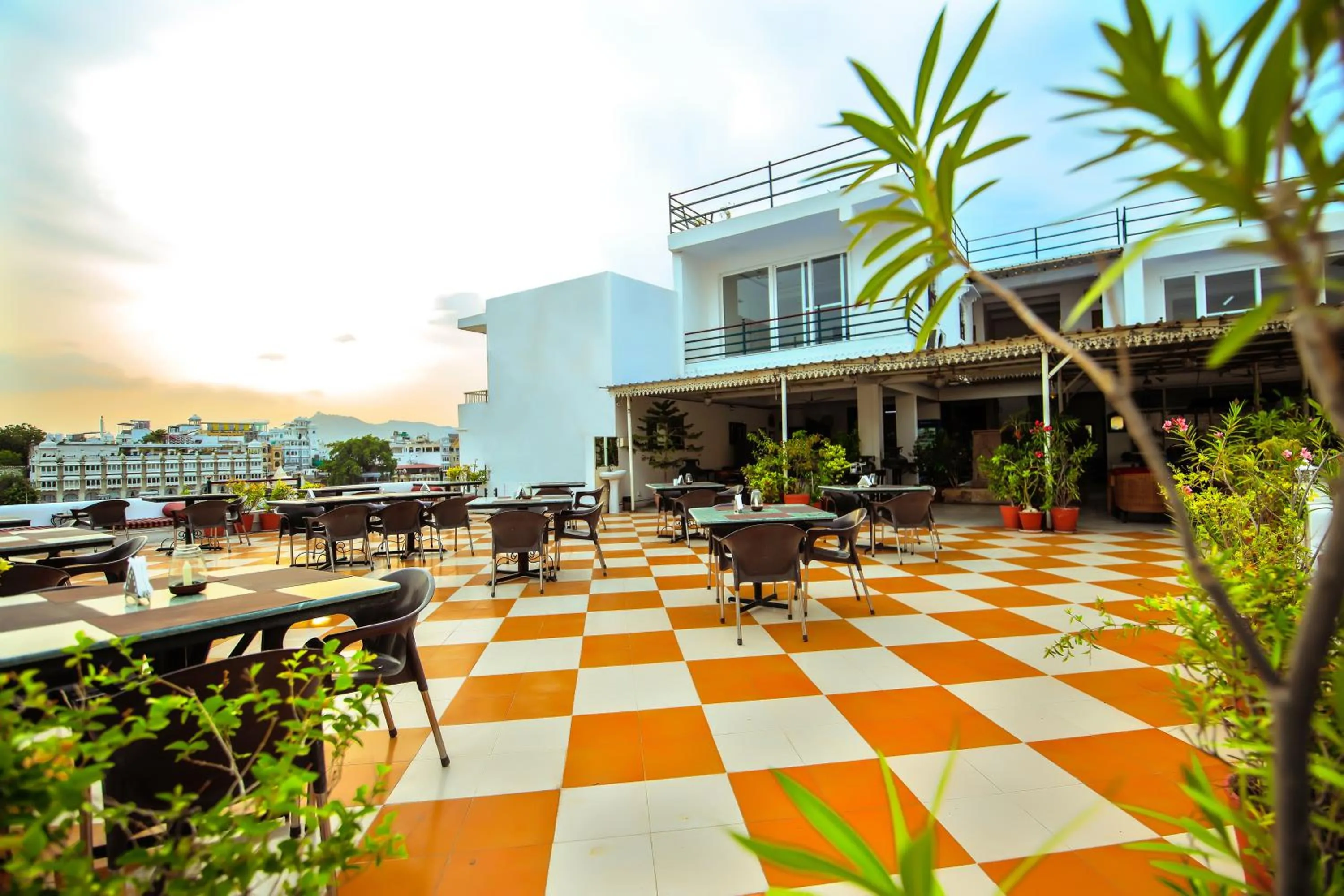 Restaurant/places to eat in Hotel Devraj Niwas on Lake Pichola