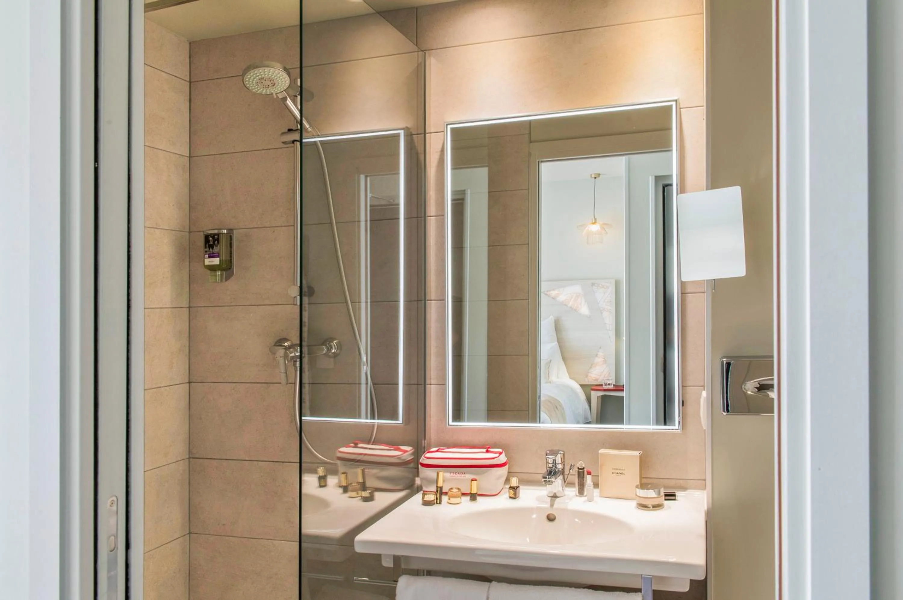 Bathroom in Mercure Paris Pont de Levallois Neuilly