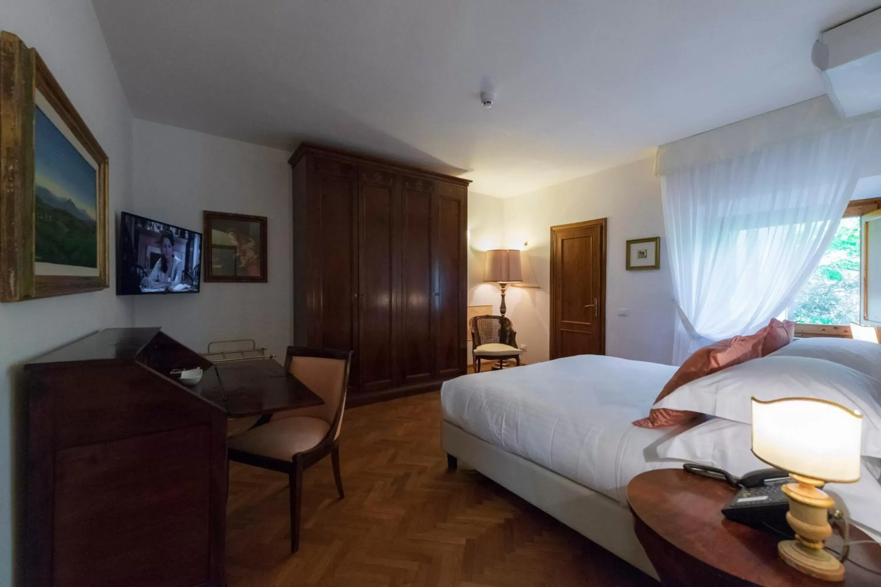 Bedroom, TV/Entertainment Center in Villa Scacciapensieri Boutique Hotel
