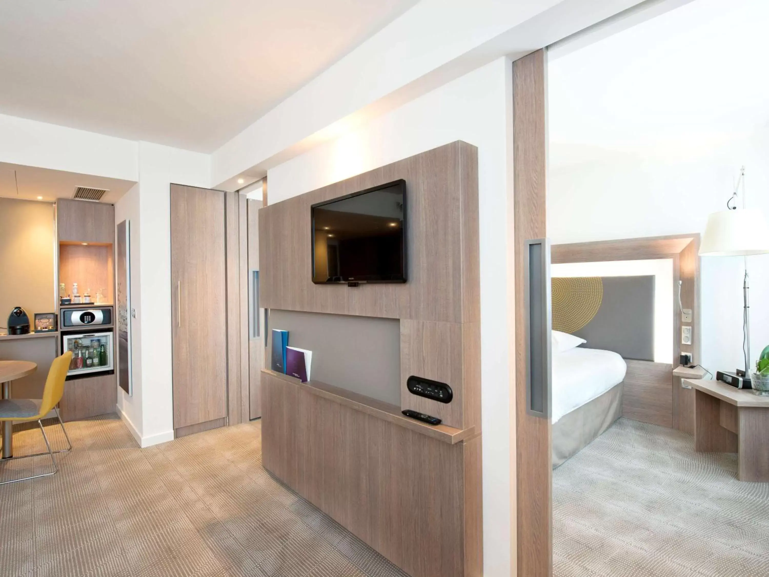 Bedroom, TV/Entertainment Center in Novotel Lodz Centrum