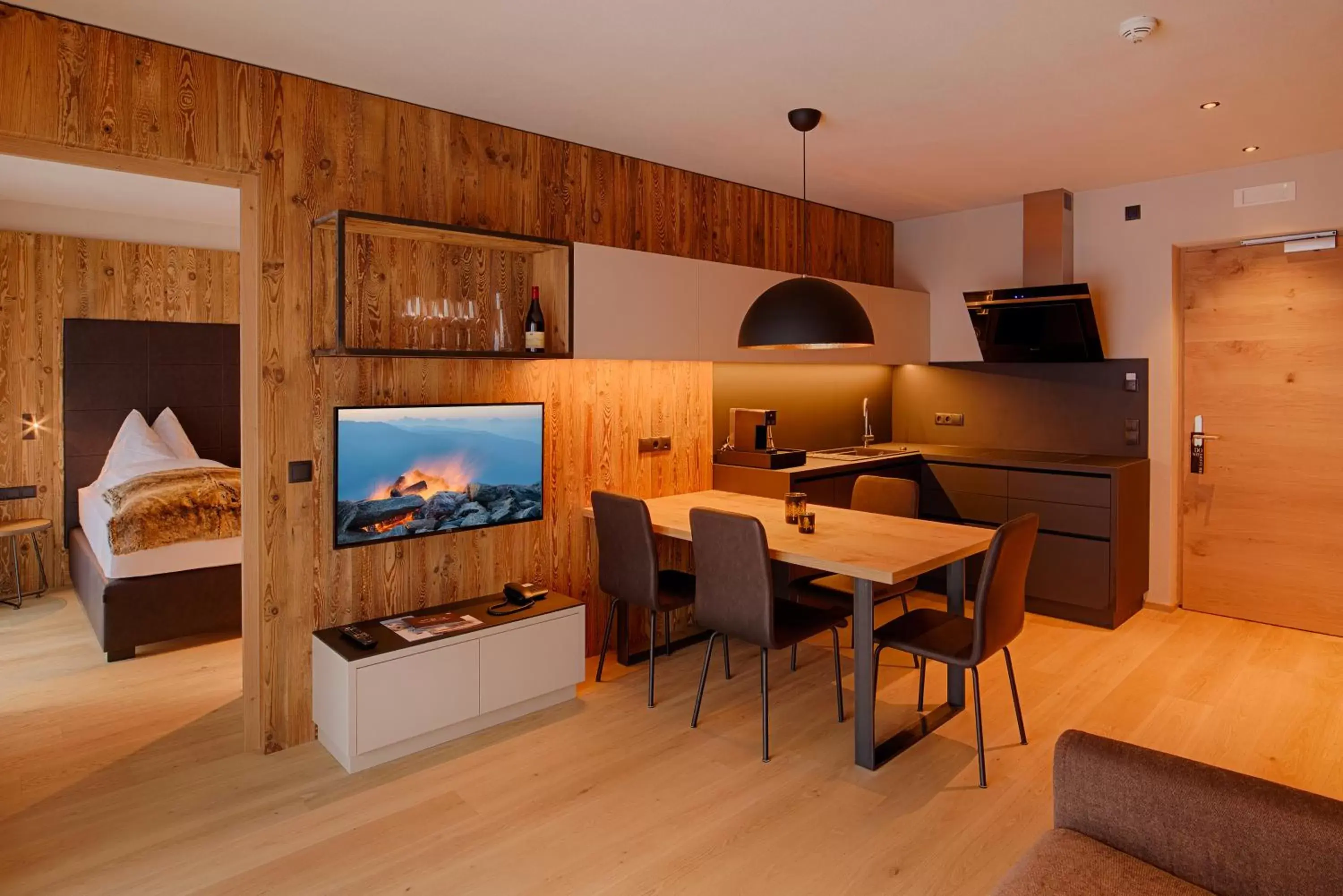 Kitchen or kitchenette, TV/Entertainment Center in K1 Mountain Chalet - Luxury Apartements