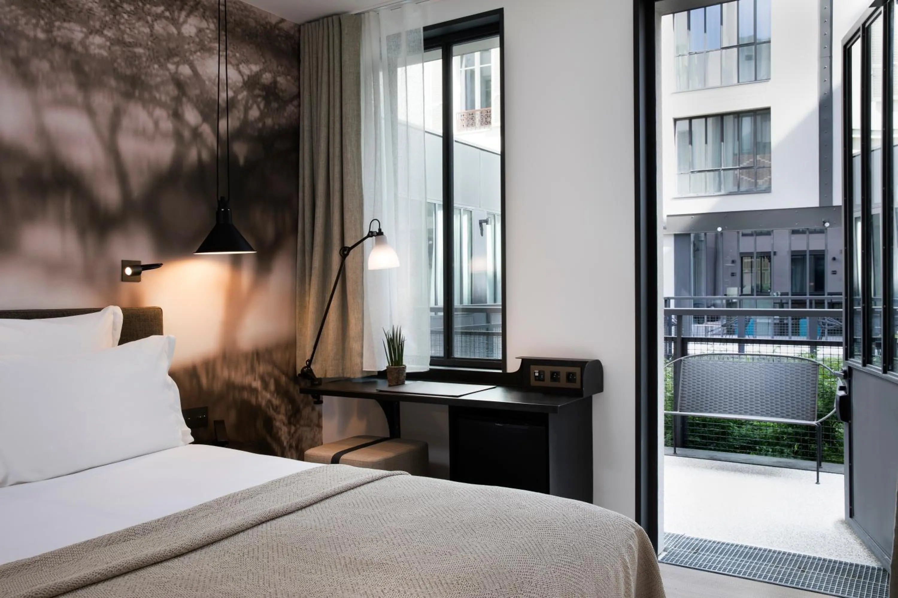 Photo of the whole room, Bed in Hôtel Les Deux Girafes