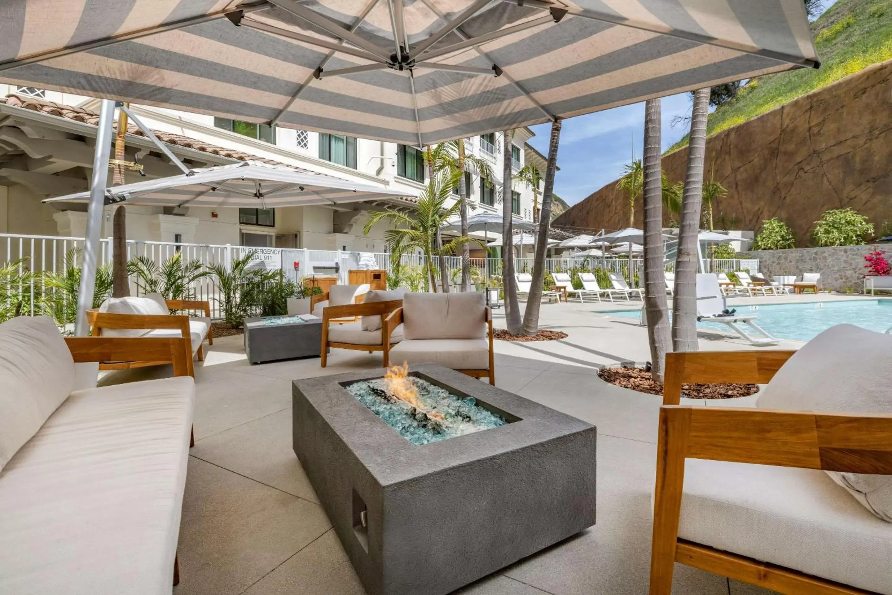 Swimming pool in Cambria Hotel Calabasas