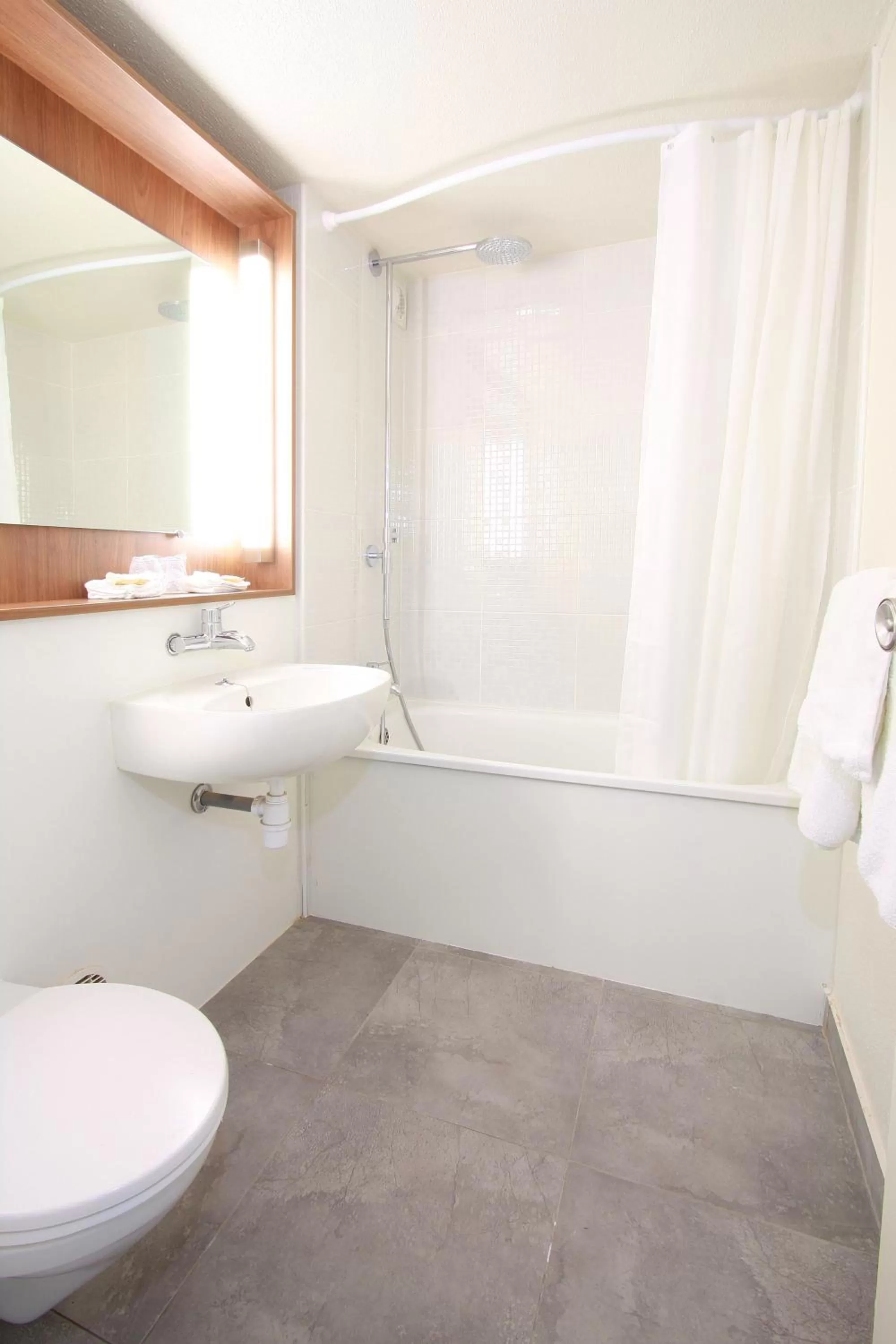 Quadruple Room in Campanile NATURE - Clermont-Ferrand Nord Riom