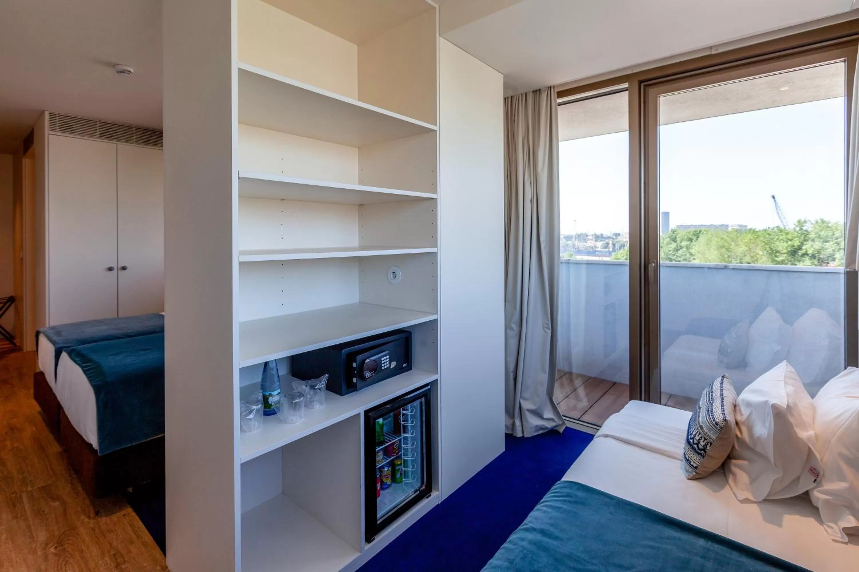 Photo of the whole room, Bed in Sea Porto Hotel