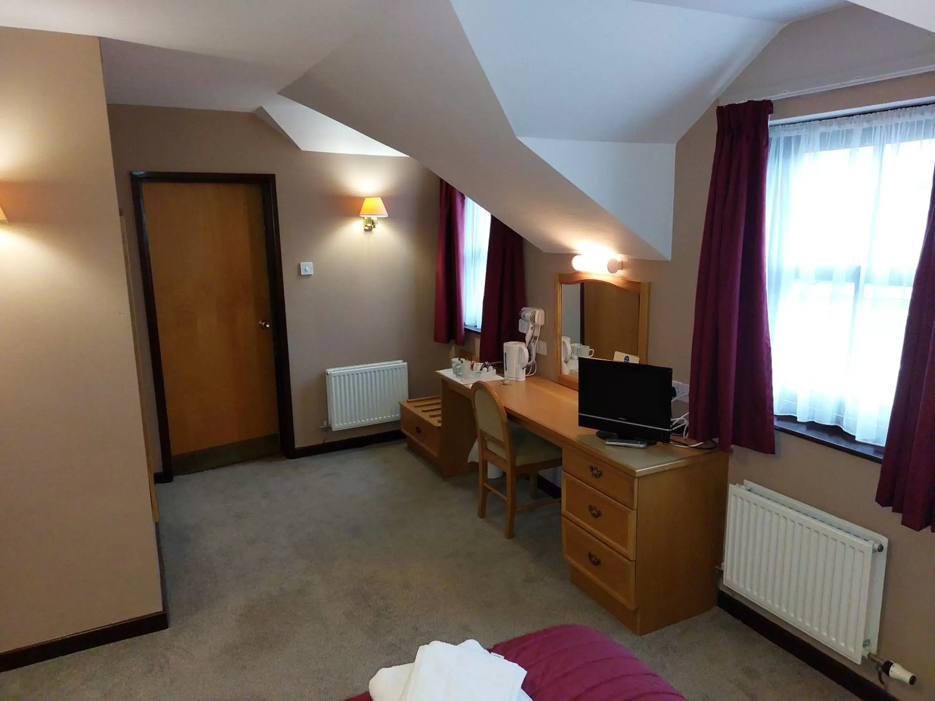 Standard Twin Room in County Lodge & Brasserie