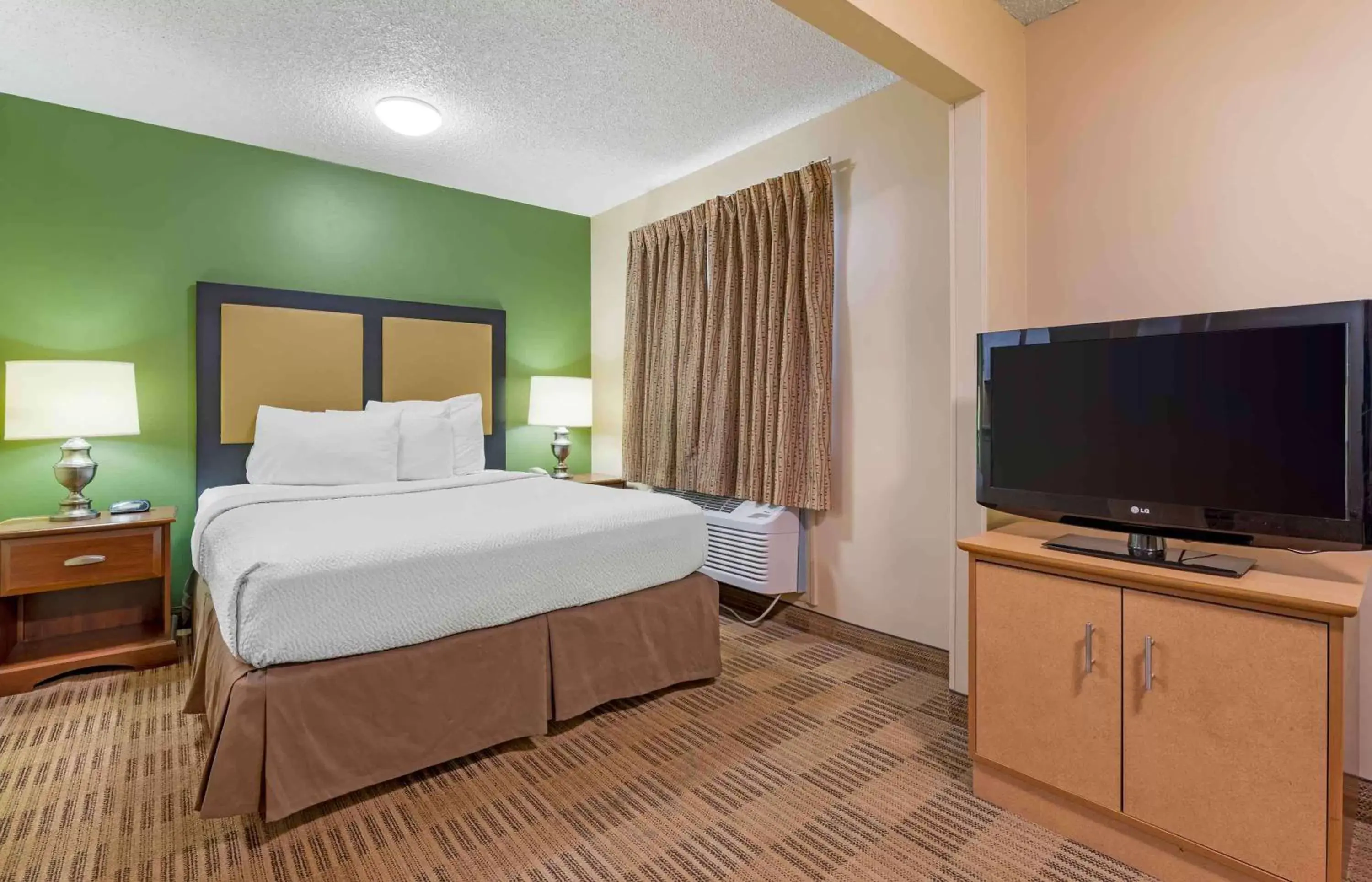 Bedroom, Bed in Extended Stay America Select Suites - Detroit - Ann Arbor - University South