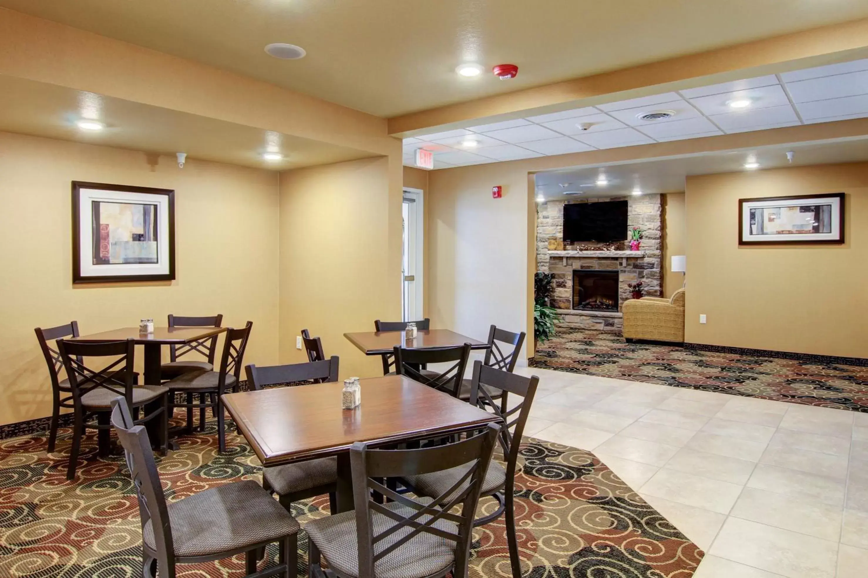 Communal lounge/ TV room, Restaurant/Places to Eat in Cobblestone Inn & Suites Steele