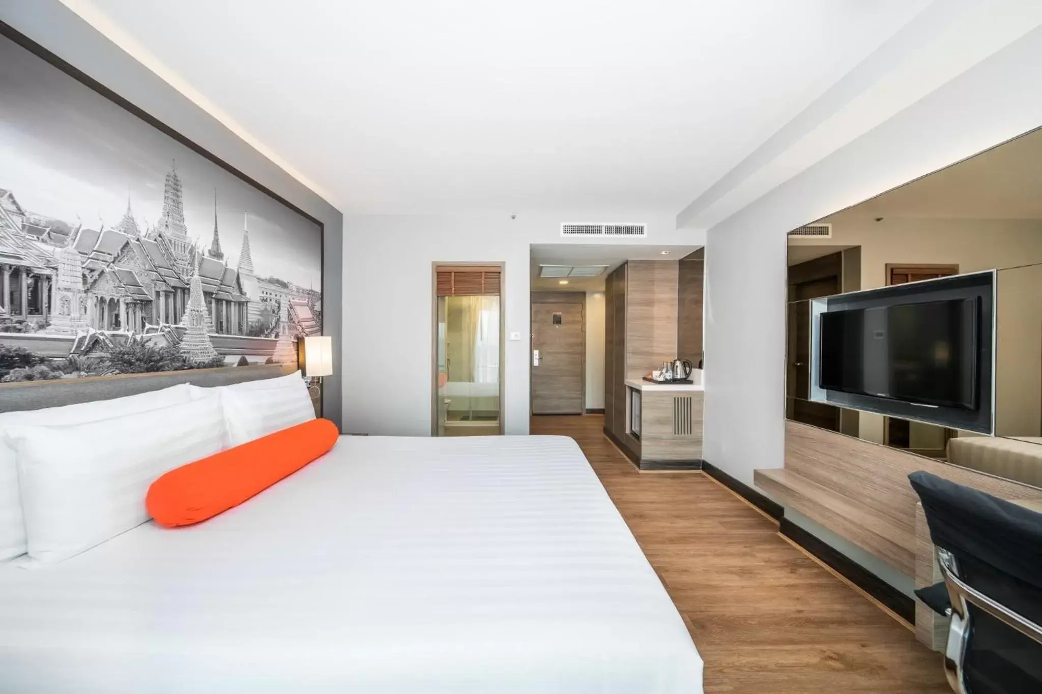 Bed, TV/Entertainment Center in Citrus Sukhumvit 11 by Compass Hospitality