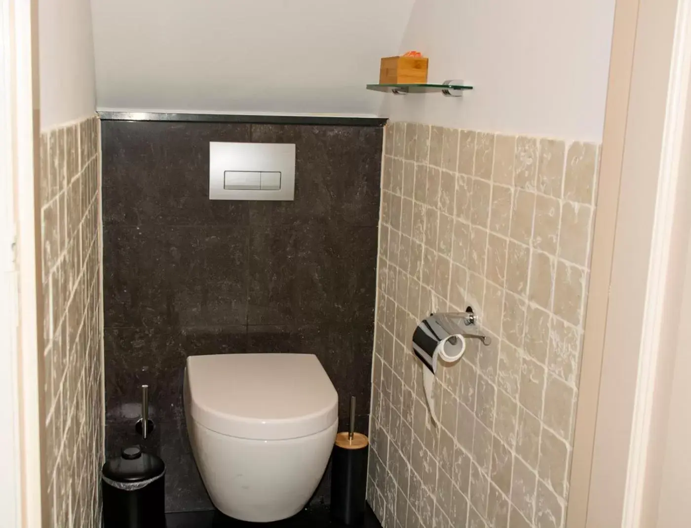 Toilet, Bathroom in B&B Belle Chambre - Luxe in Art Deco stijl