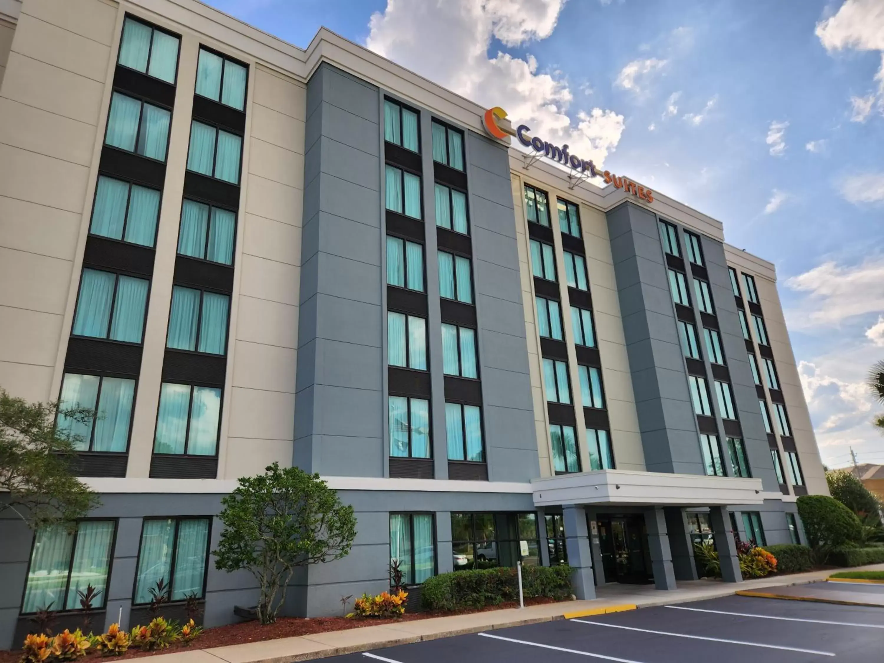 Property Building in Comfort Suites Baymeadows Near Butler Blvd