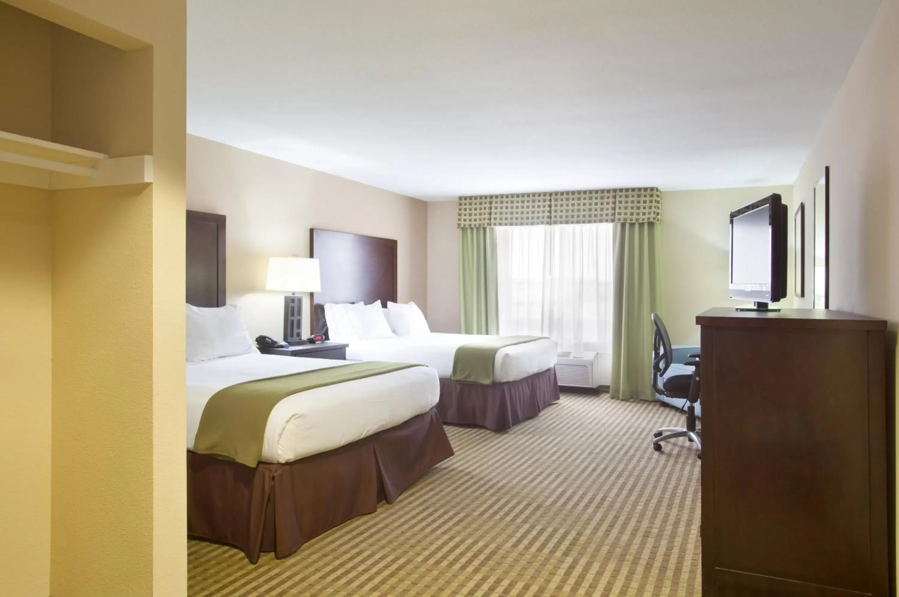 Photo of the whole room, Bed in Holiday Inn Express Le Roy, an IHG Hotel