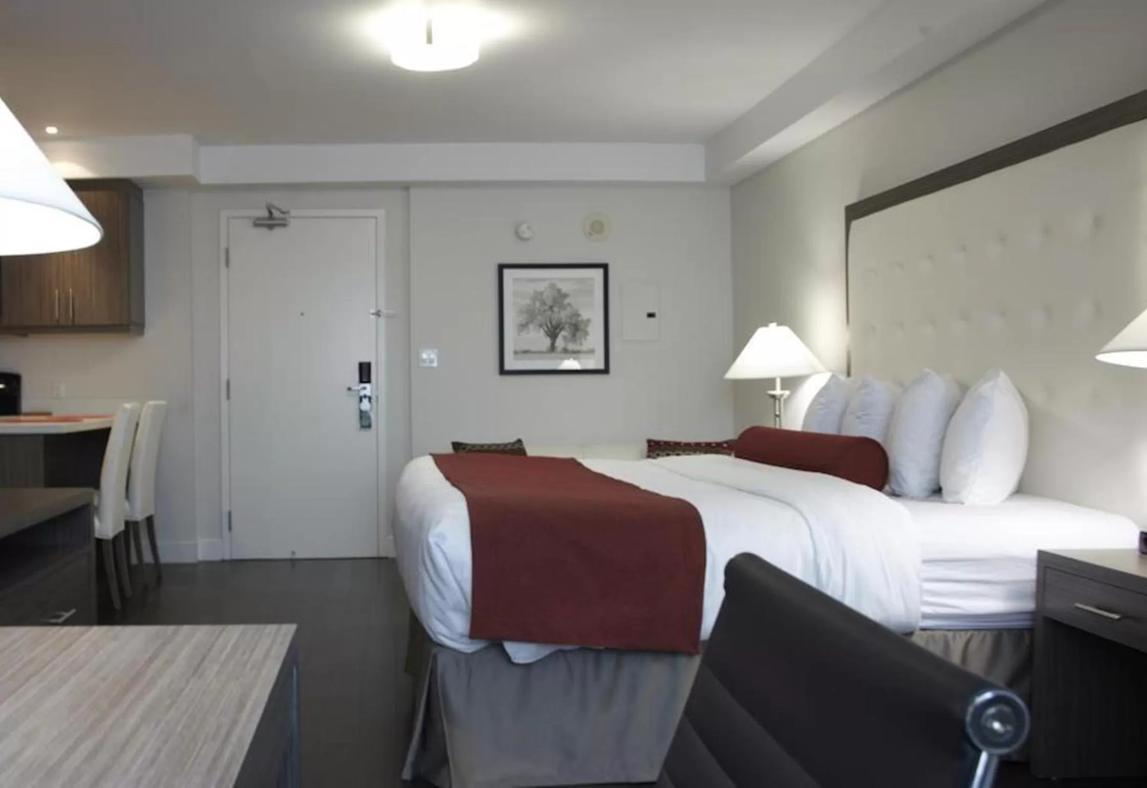 Bed in Admiral Inn Mississauga