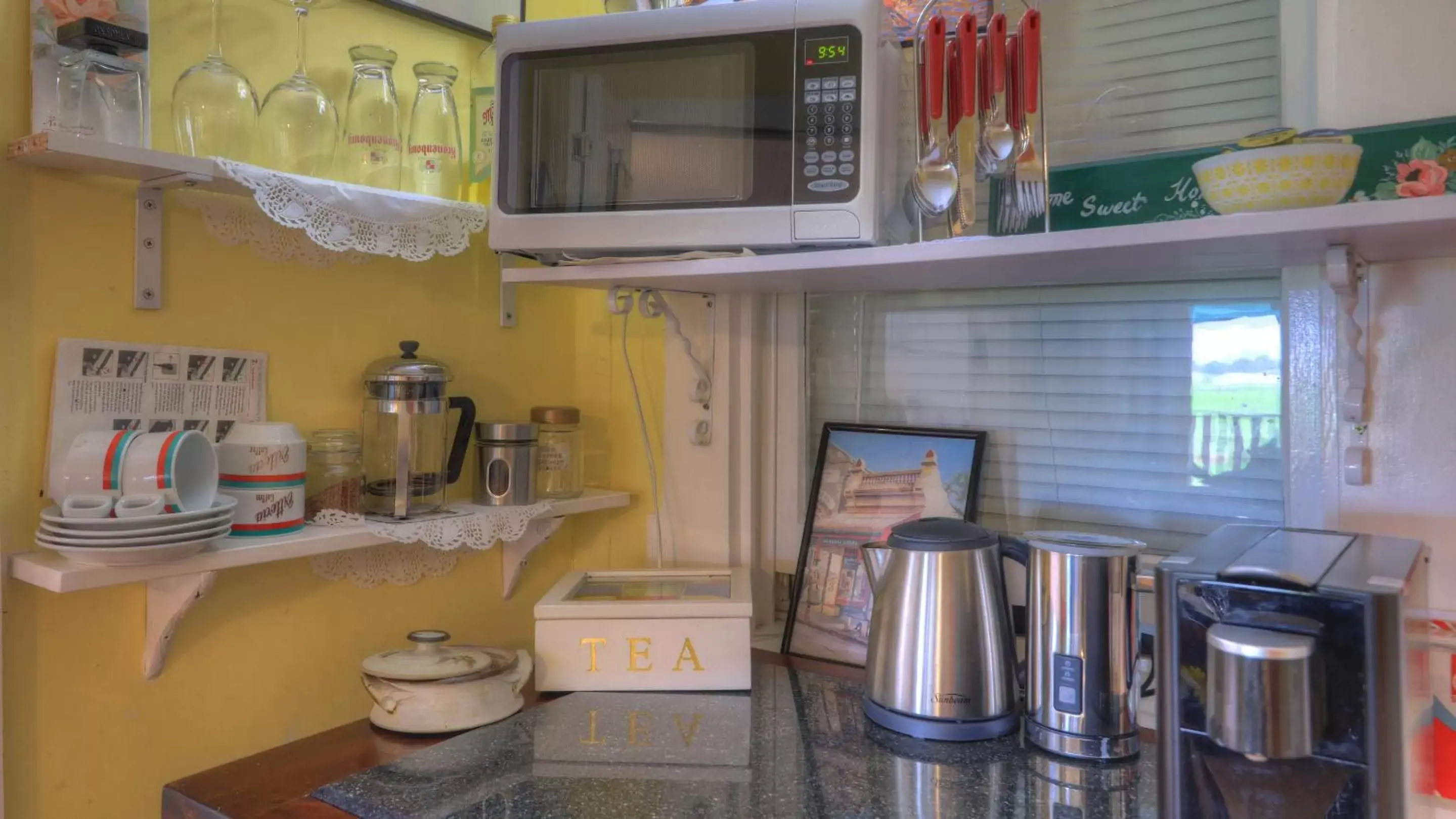 Coffee/tea facilities, Kitchen/Kitchenette in Andavine House - Bed & Breakfast