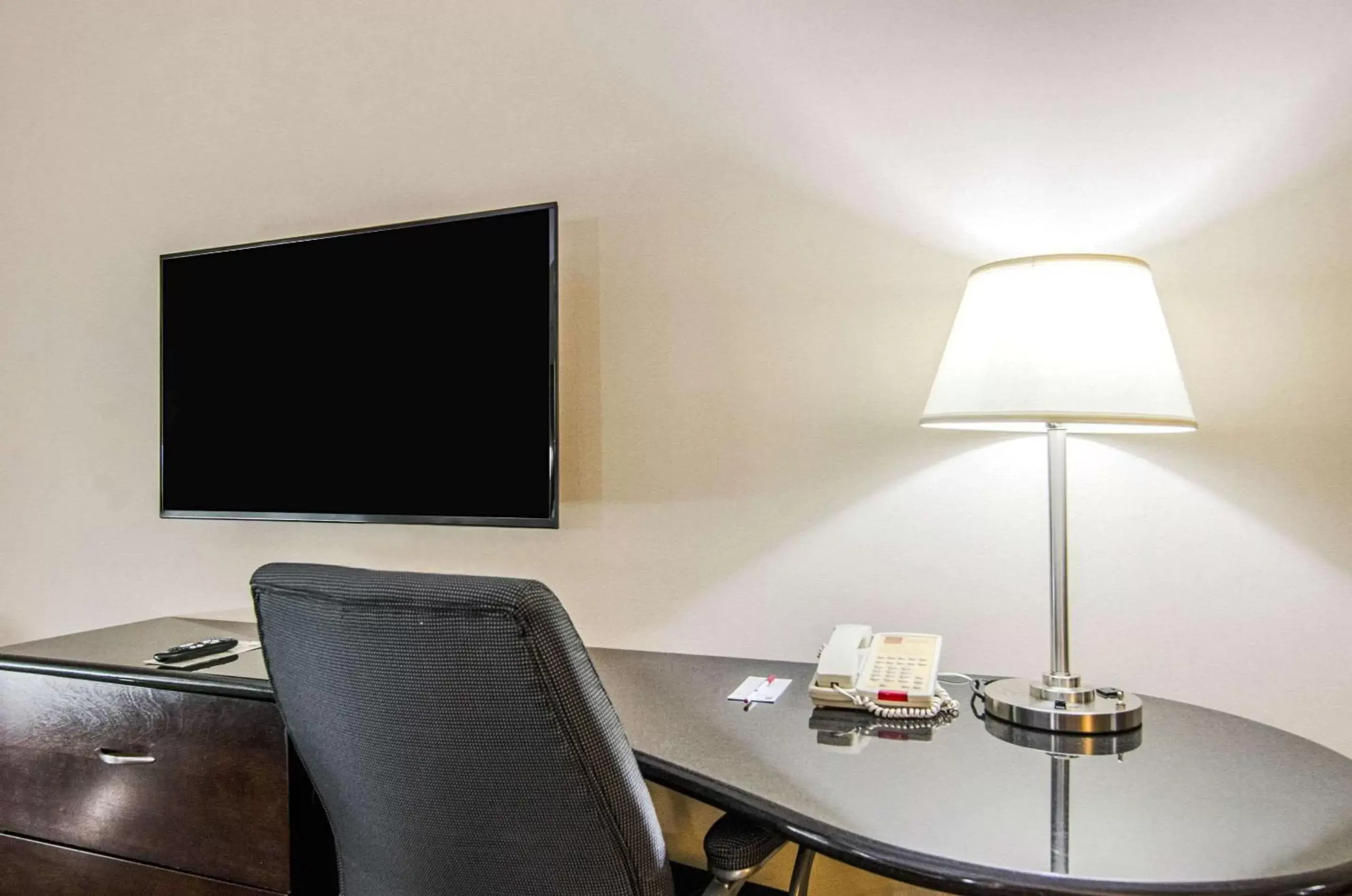 Photo of the whole room, TV/Entertainment Center in Comfort Suites Bentonville - Rogers