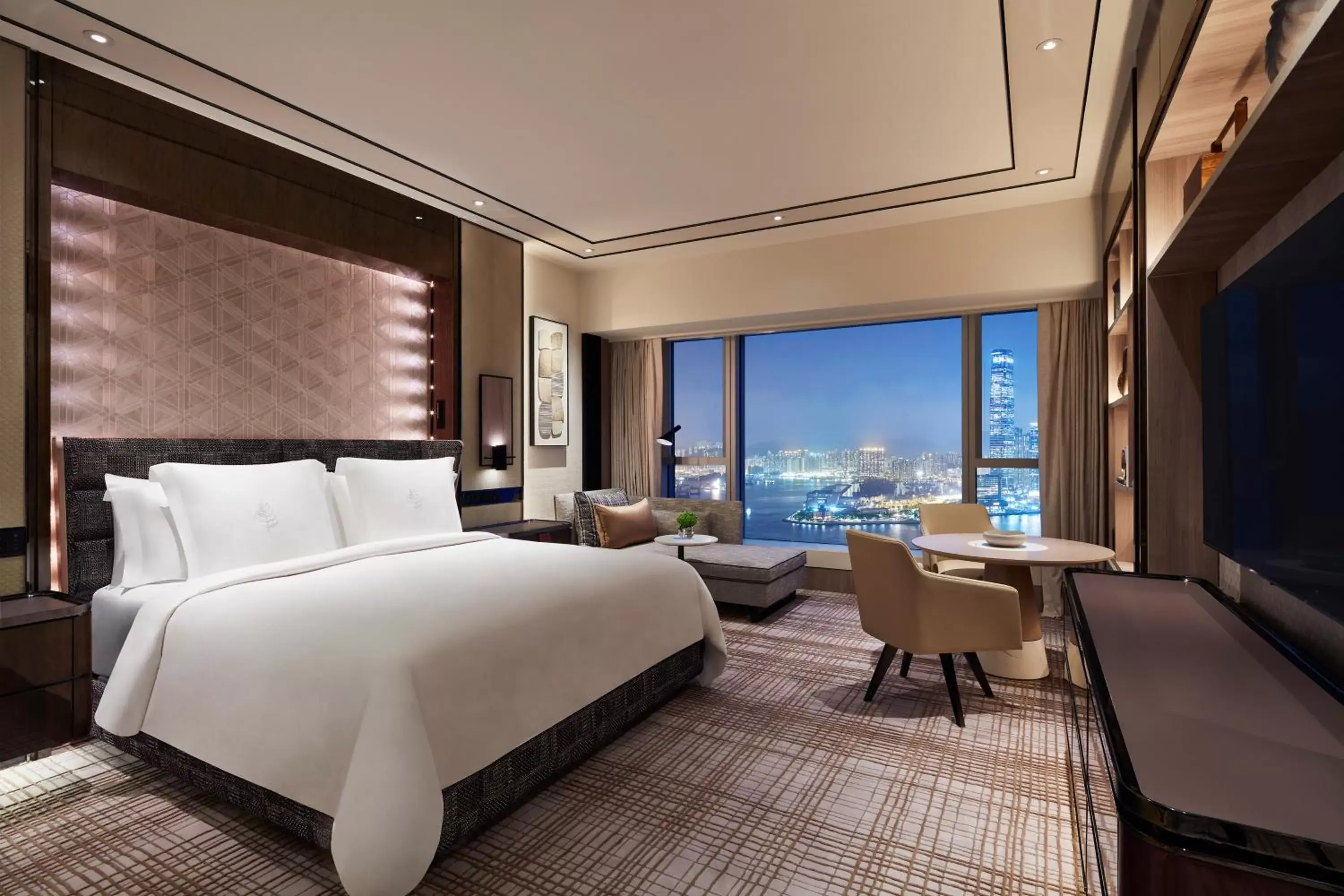 Bed in Four Seasons Hotel Hong Kong