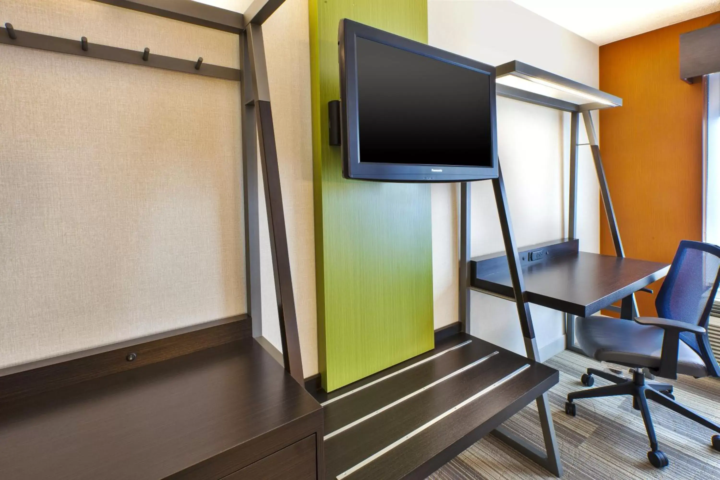 Photo of the whole room, TV/Entertainment Center in Holiday Inn Express & Suites Chicago-Midway Airport, an IHG Hotel