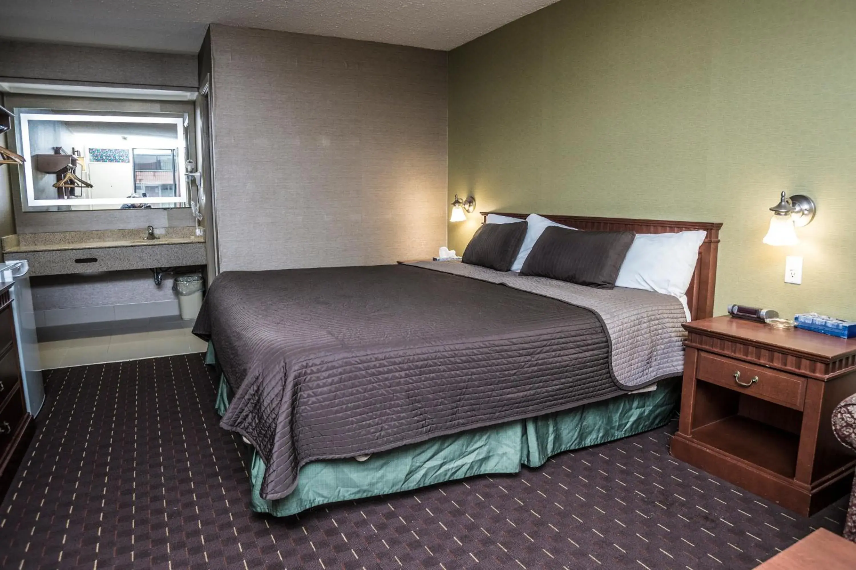 Photo of the whole room, Bed in Mississauga Gate Inn
