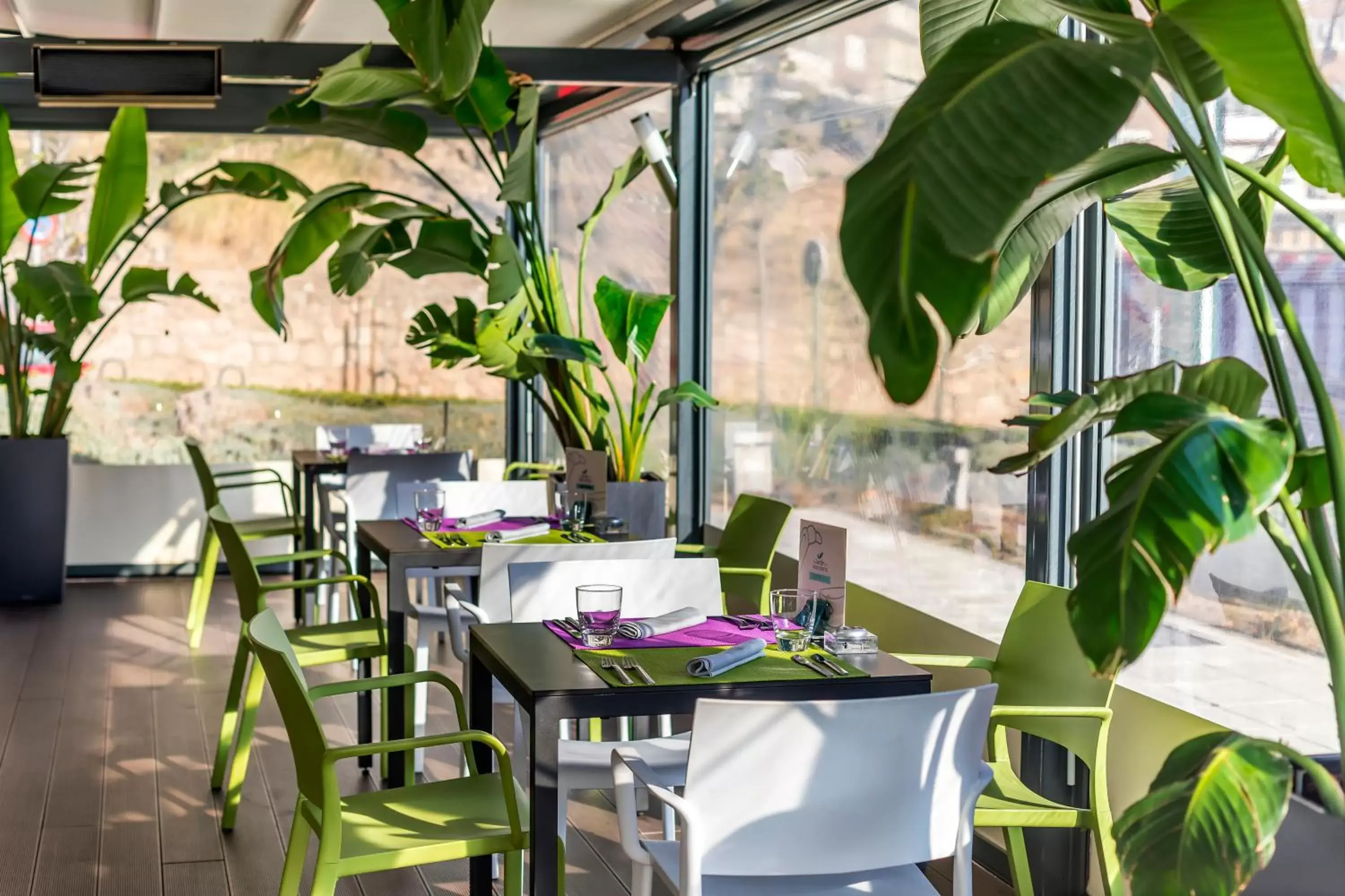 Lounge or bar in Hotel Zentral Castellana Norte Lounge or bar in Hotel Zentral Castellana Norte