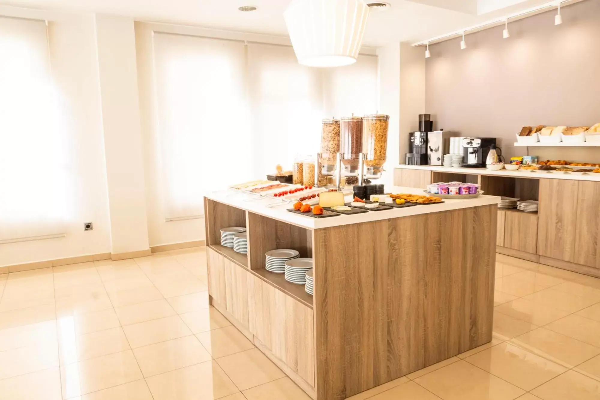 Coffee/tea facilities, Kitchen/Kitchenette in Hotel Cristina