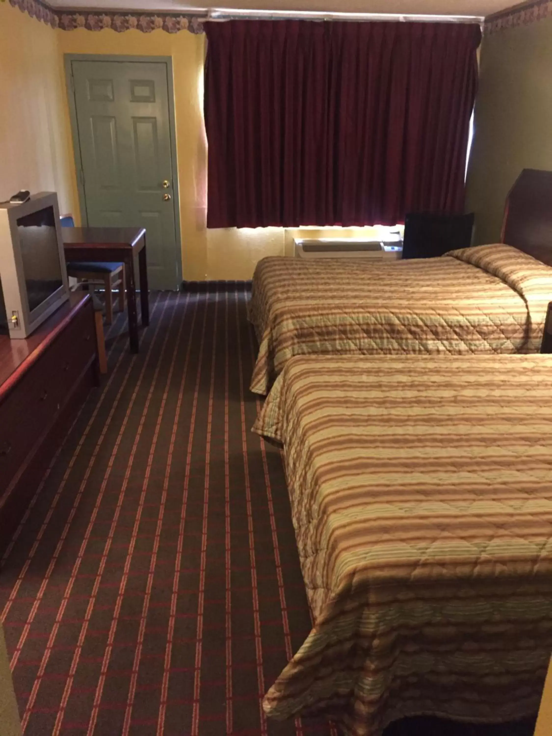 Bedroom, Bed in Camelot Inn Bedroom, Bed in Camelot Inn